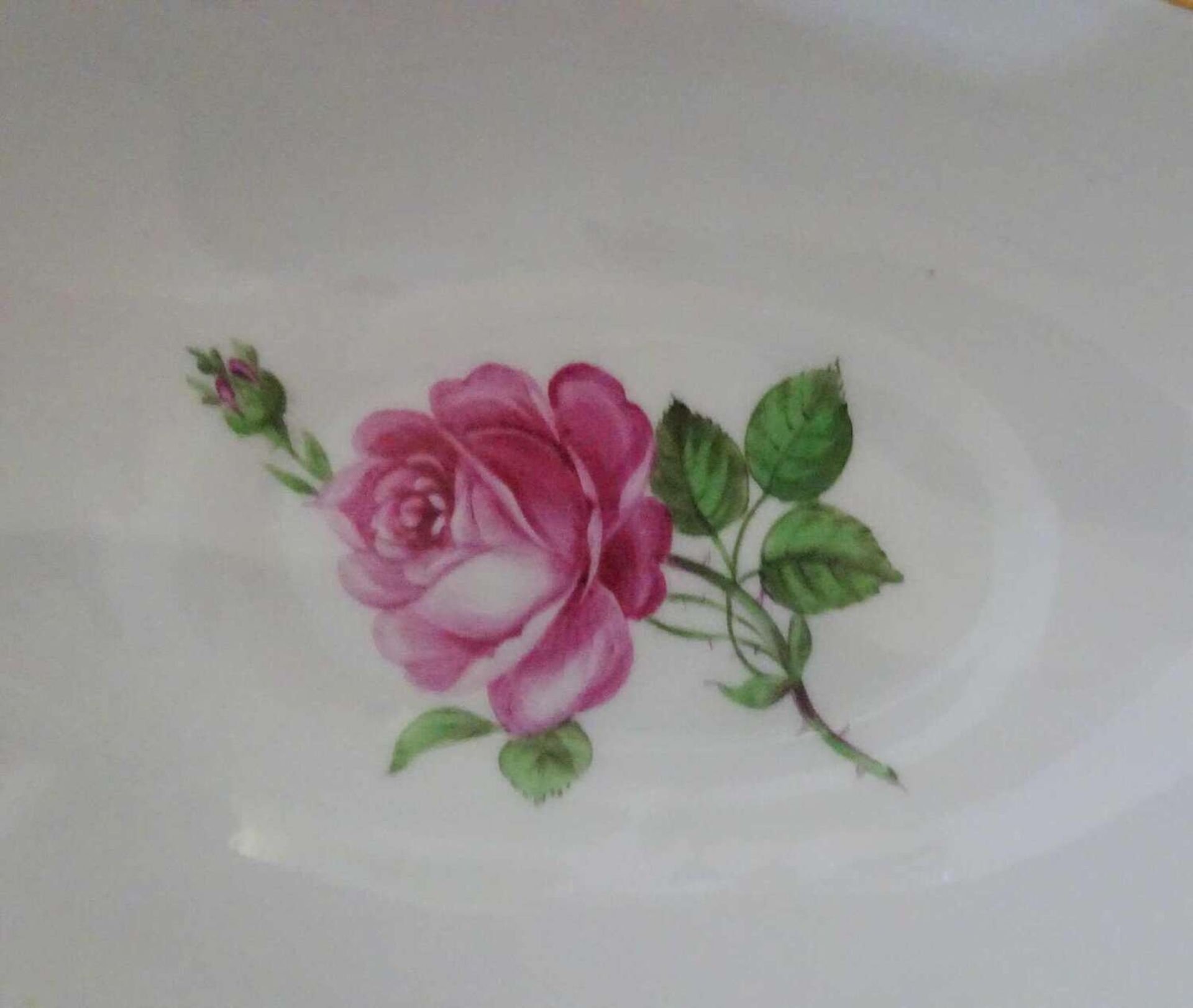 Meissen, 1 Sauciere, Meissner Rote Rose. 1. Wahl. Länge ca. 26 cm, Höhe ca. 10 cm, Breite ca. 18 - Bild 2 aus 4