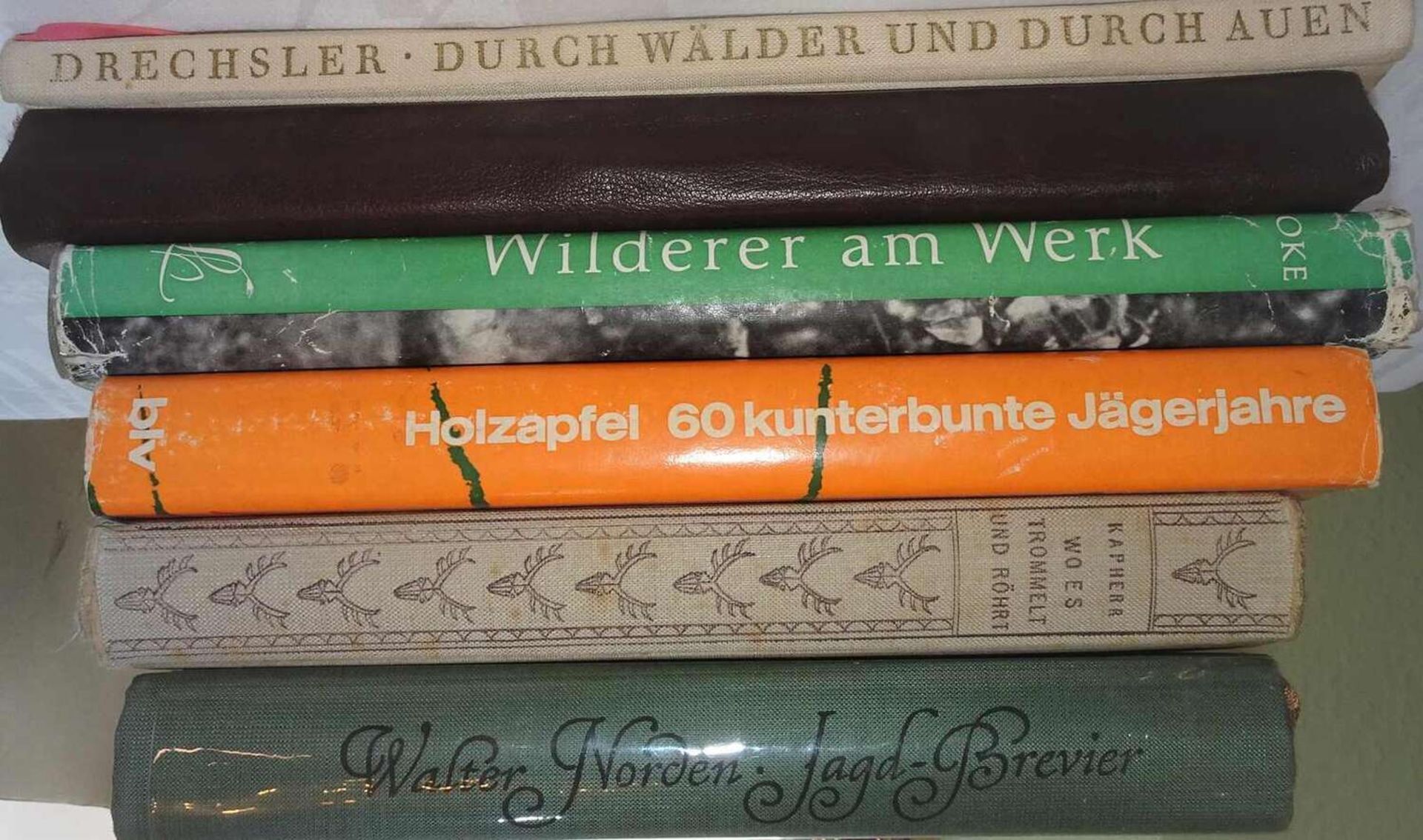 Lot Bücher zum Thema Jagd, dabei "Jagd-Brevier", "Wo es trommelt und röhrt", etc.Lot of books on