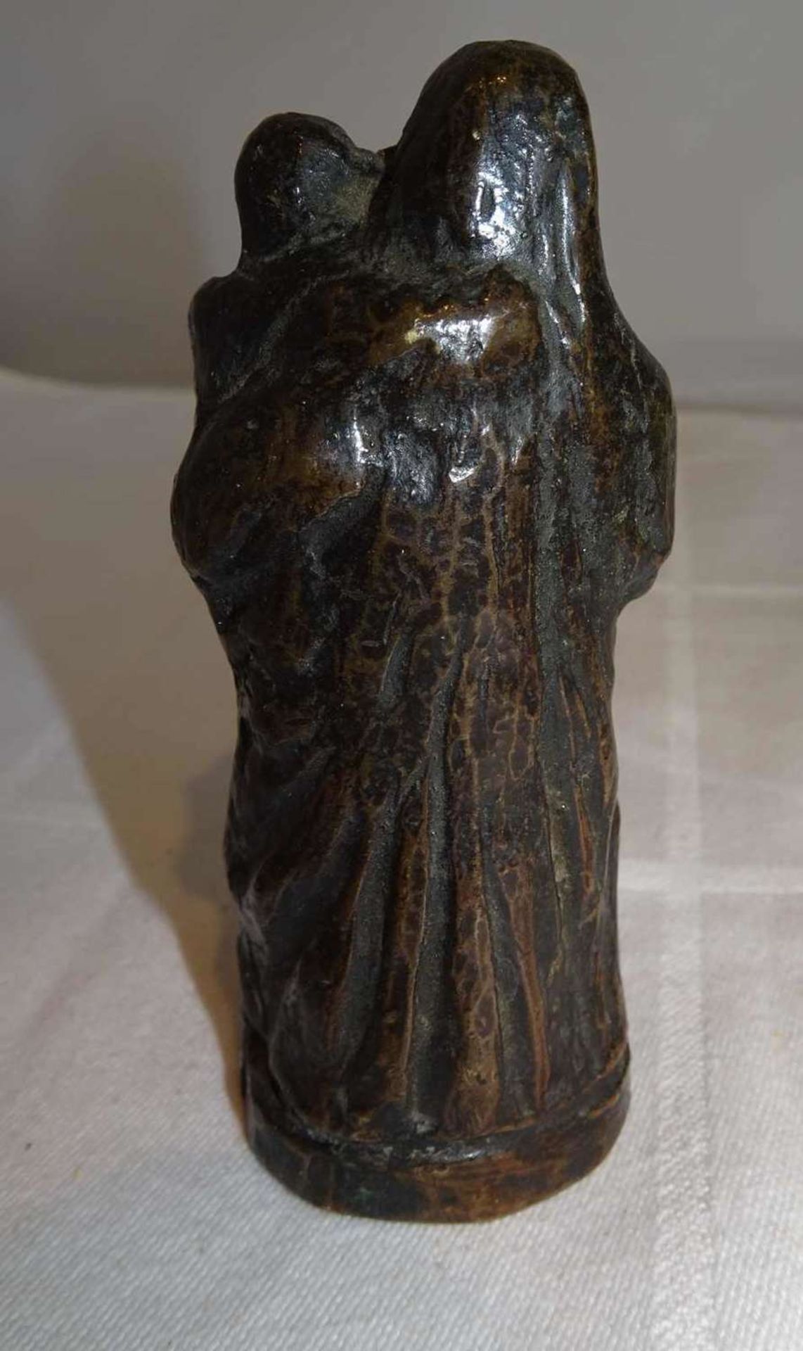 sehr alte schwere Bronzefigur "Maria mit Jesukind", Höhe ca. 9 cmvery old, heavy bronze figure "Ma - Image 2 of 3