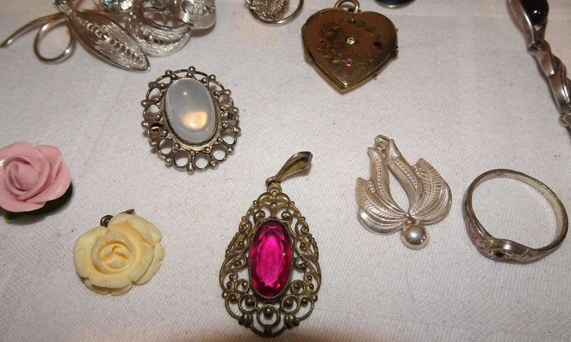 Lot alter Modeschmuck, dabei Broschen, Anhänger, etc.Lot of old fashion jewelry, including brooche - Image 2 of 2