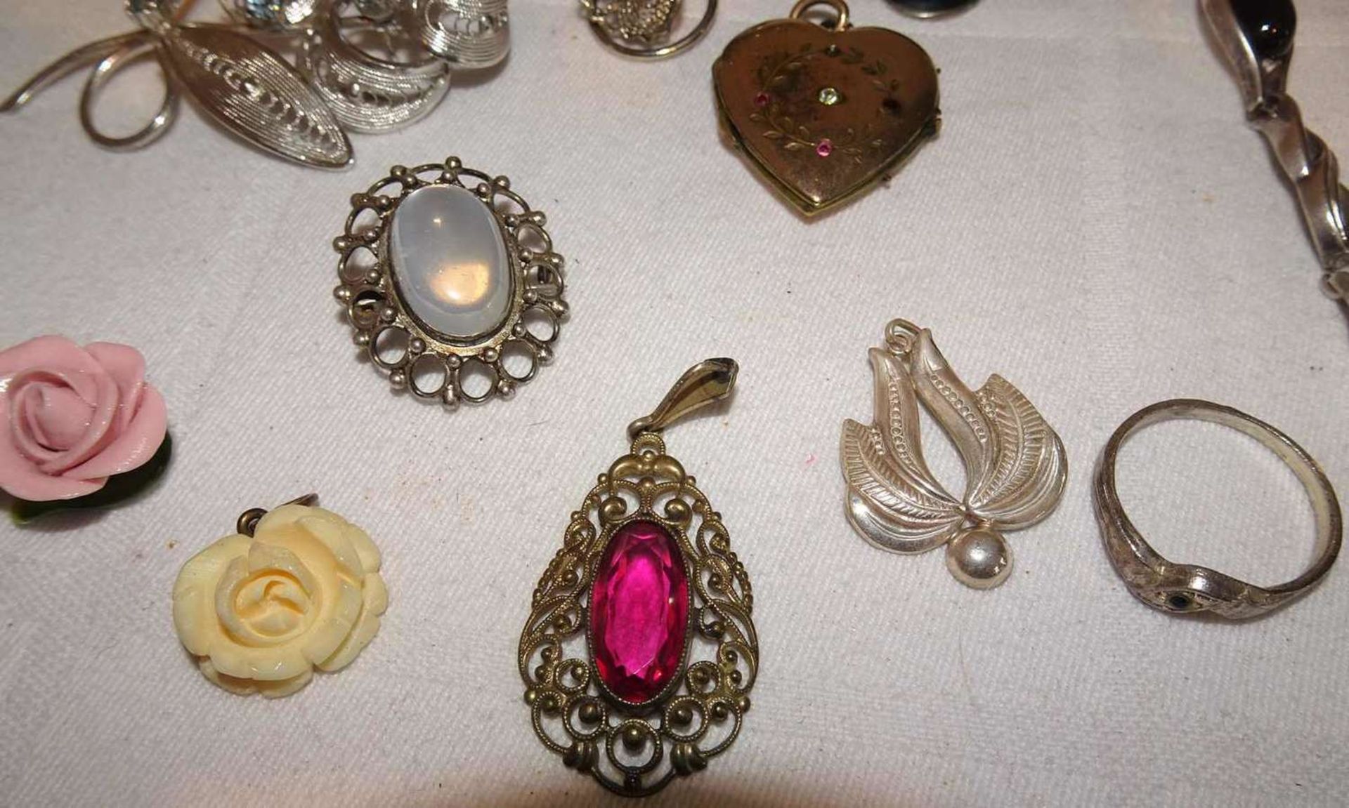 Lot alter Modeschmuck, dabei Broschen, Anhänger, etc.Lot of old fashion jewelry, including brooche - Bild 2 aus 2