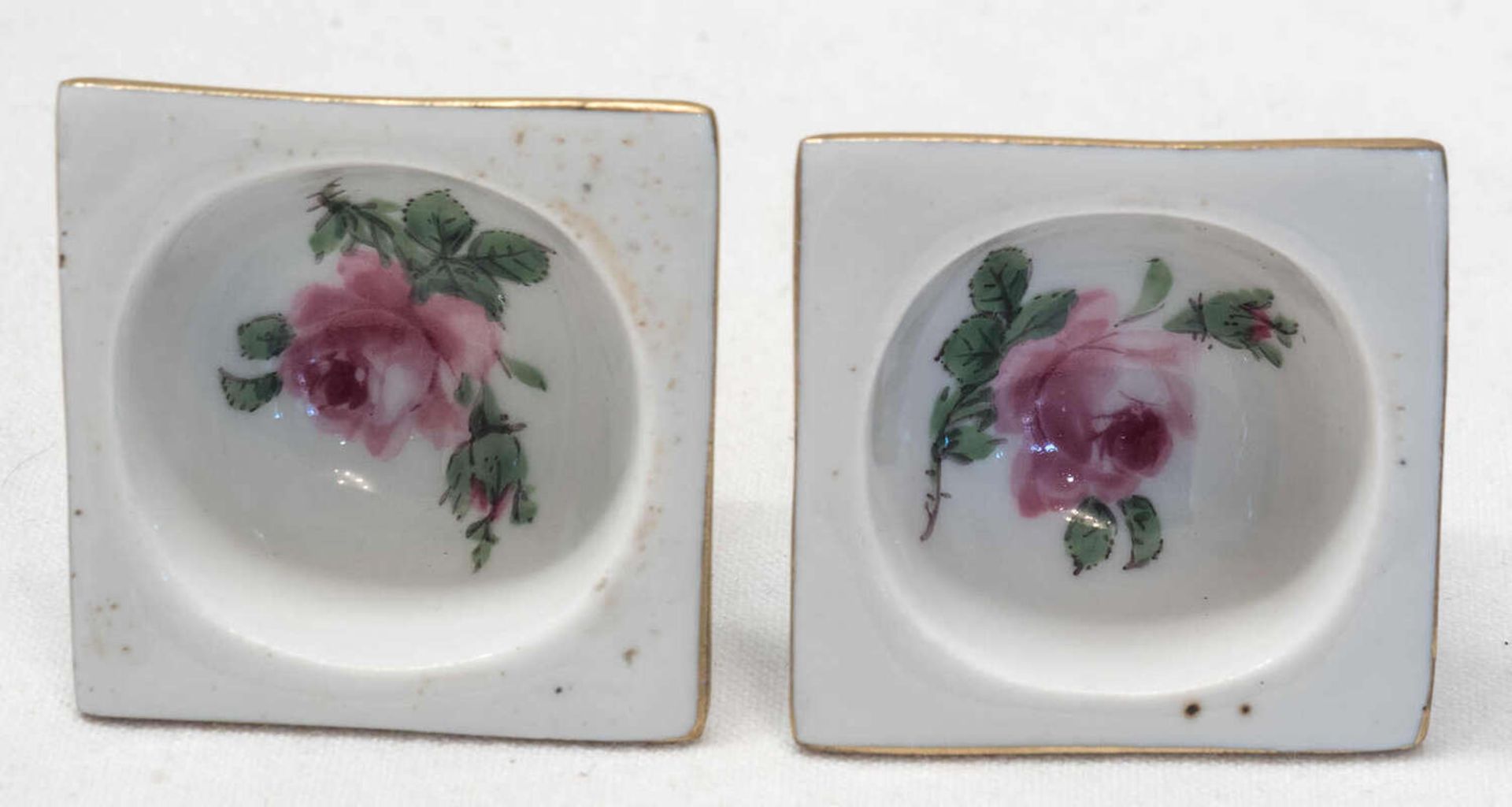 Meissen, 2 Salzgefäße, Meissner Rote Rose. 2. Wahl / 2 Schleifstriche. Selten. Länge ca. 4 cm, B - Image 2 of 3