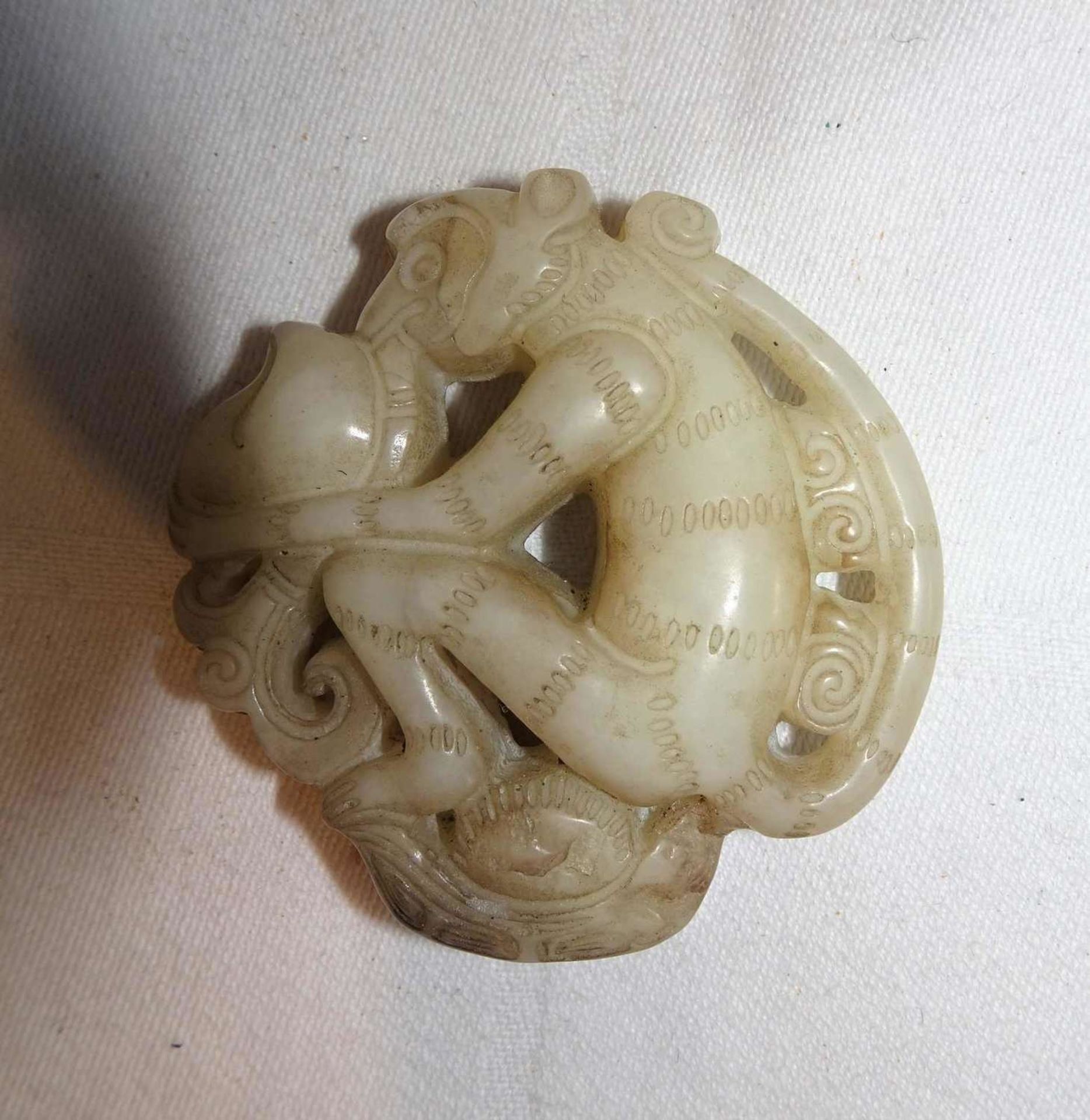 Altes Jade Amulett "Affe". Sehr altes Stück aus einer Sammlung. Höhe ca. 6 cm, Breite ca. 5,6 cmO