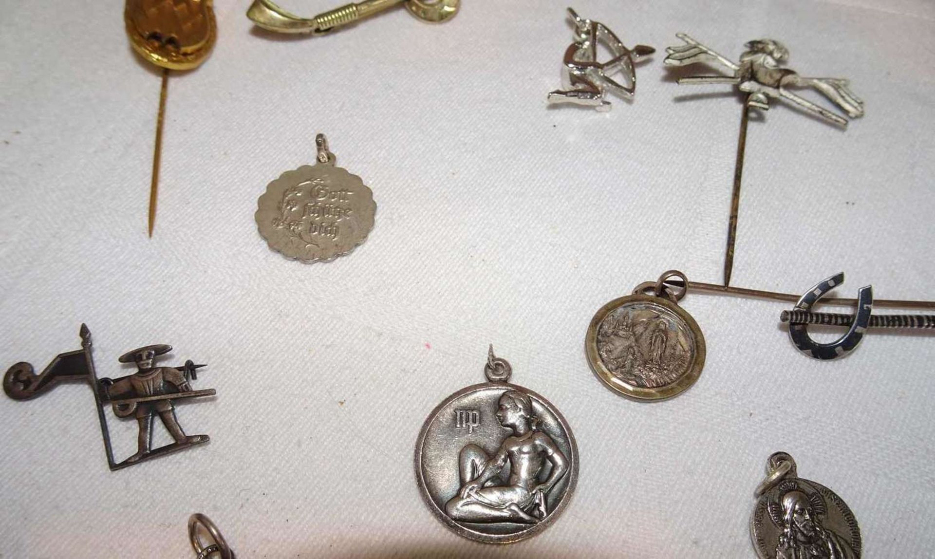 Lot Pins und religiöse Anhänger, teilweise Silber.Lot pins and religious pendants, partly silver. - Bild 2 aus 2