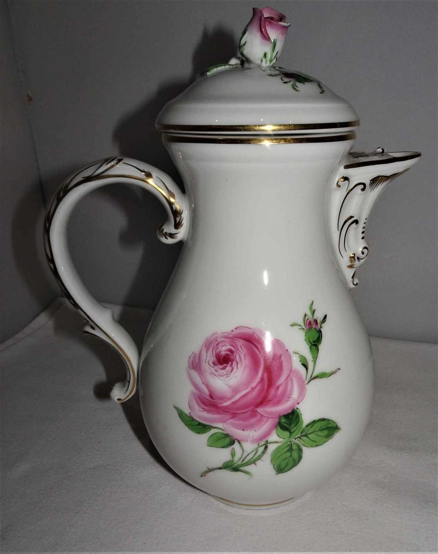 Meissen, 1 Kaffeekanne, Meissner Rote Rose. 1. Wahl. Höhe ca. 20 cm. Guter Zustand.Meissen, 1 cof