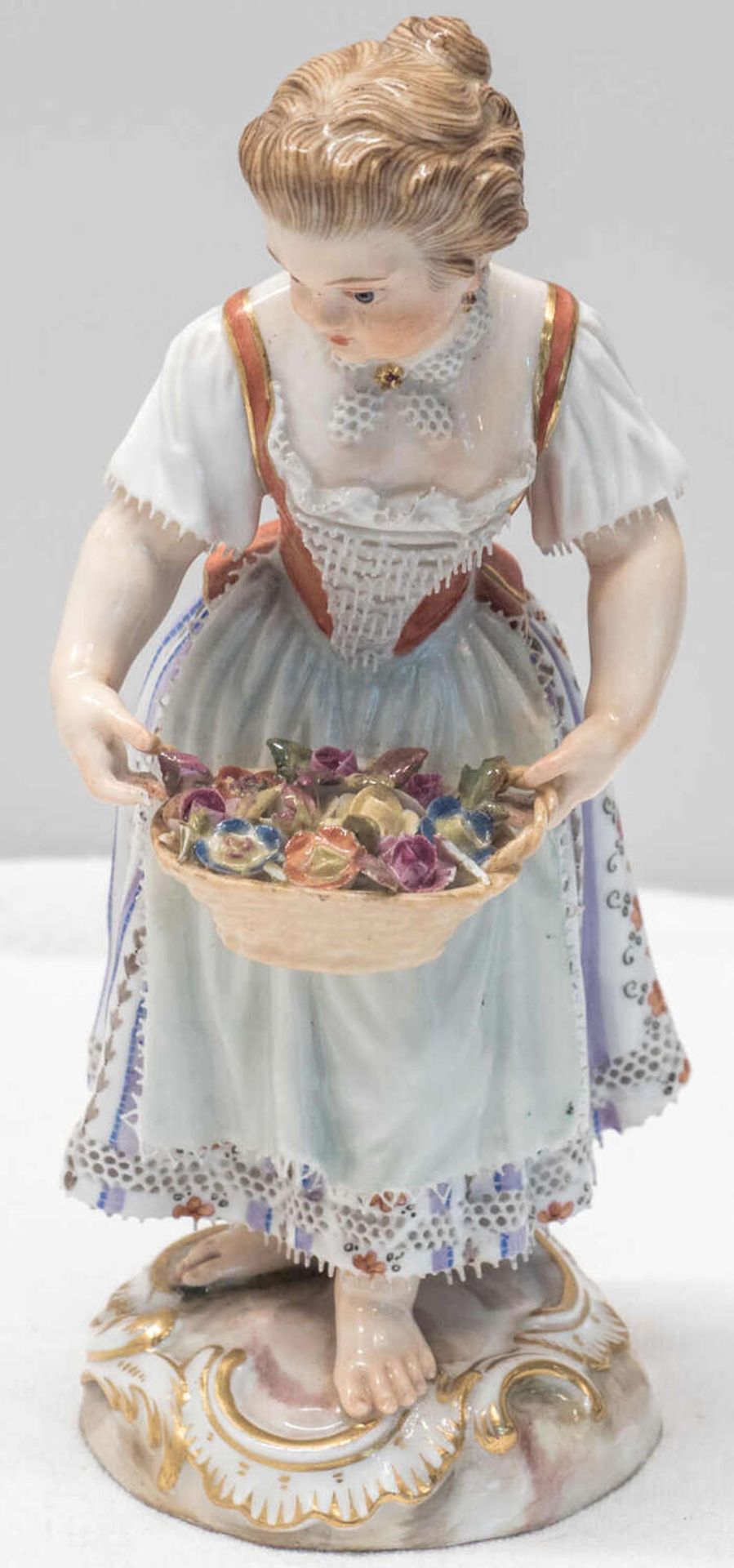 Meissen Figur "Gärtnerkind Mädchen mit Blumenkorb", Form Nr. 122, frühe Ausführung, Marke 1815-