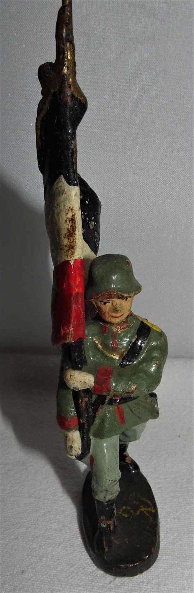 Elastolin Soldat, 3. Reich, 7 cm Serie. Soldat mit Stahlhelmflagge. Mit Gebrauchsspuren.Elastolin s - Image 3 of 4