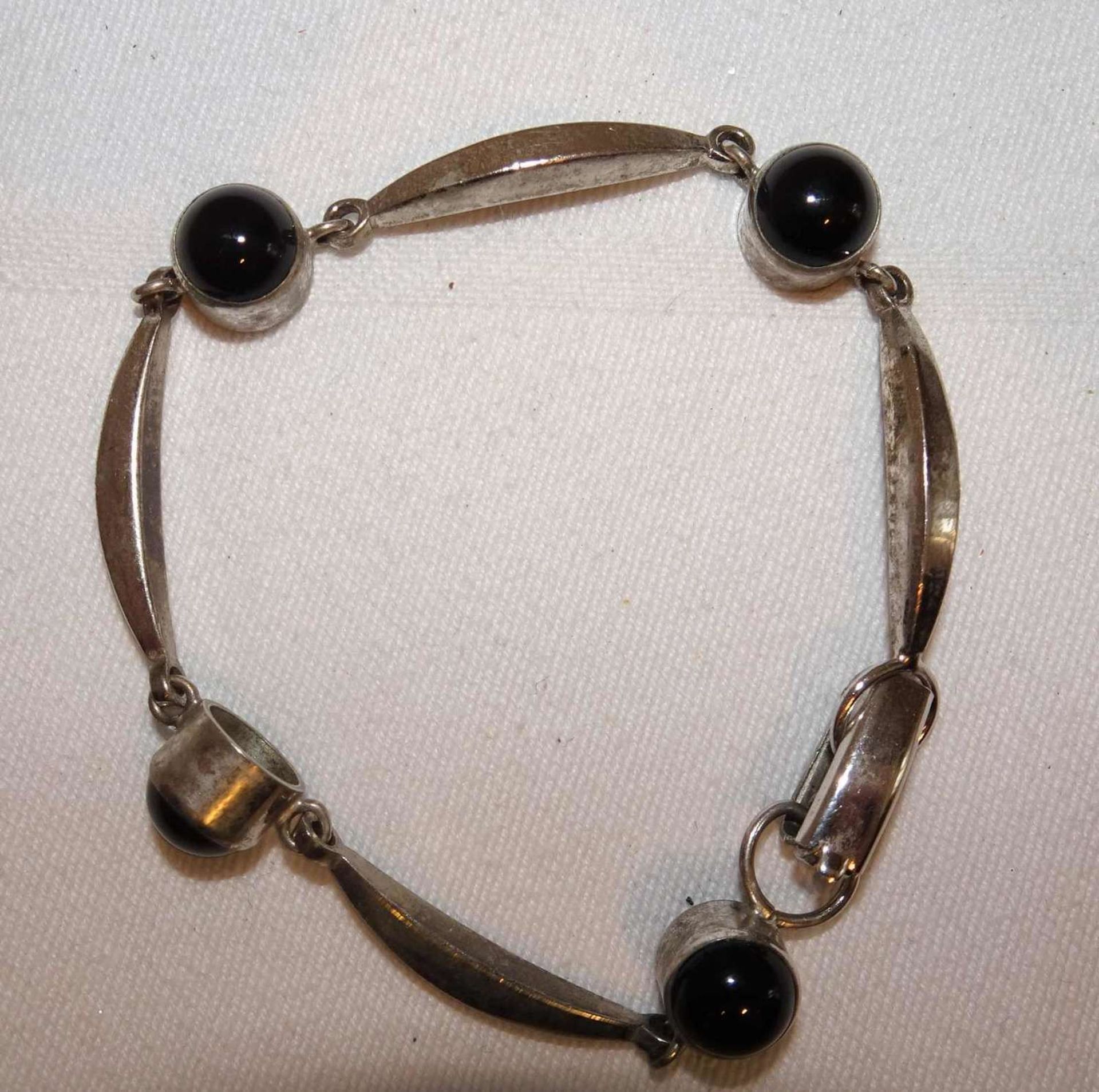 Armband, 835er Silber, besetzt mit Onyx. Länge ca. 18 cmBracelet, 835 silver, set with onyx. Lengt