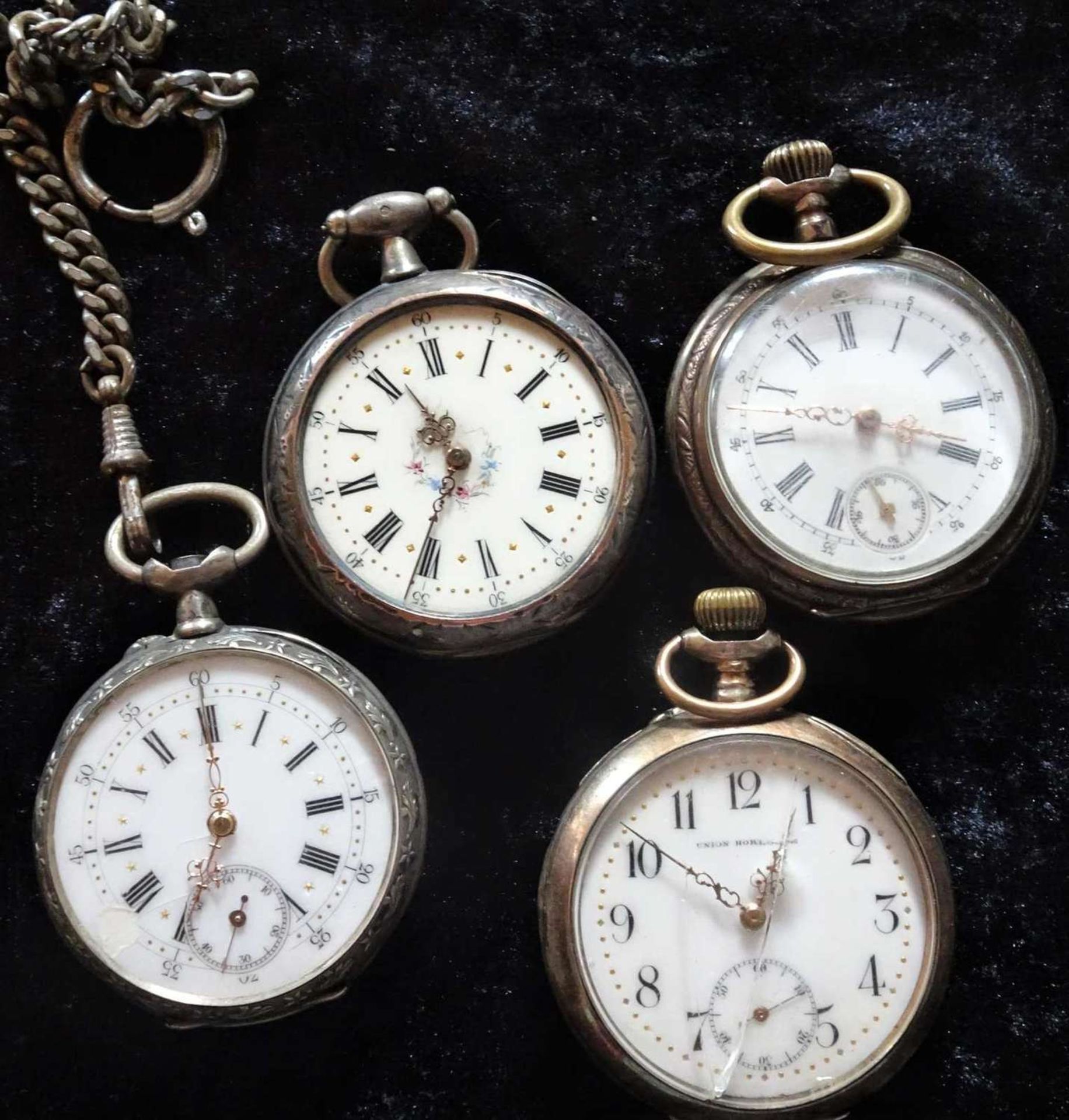 Bastlerlot von 4 silbernen Taschenuhren, ohne FunktionHobbyist solder of 4 silver pocket watches, w