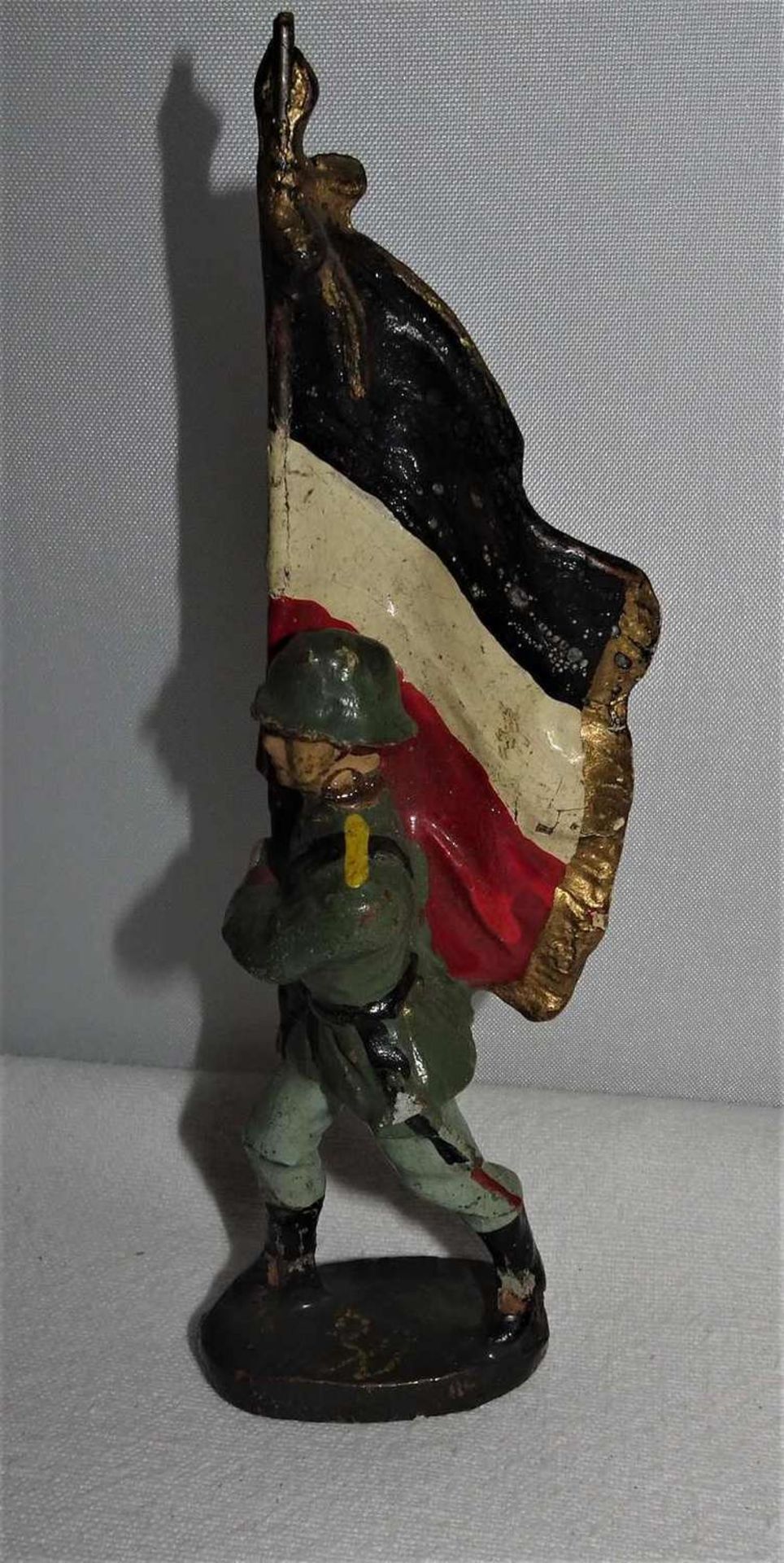 Elastolin Soldat, 3. Reich, 7 cm Serie. Soldat mit Stahlhelmflagge. Mit Gebrauchsspuren.Elastolin s