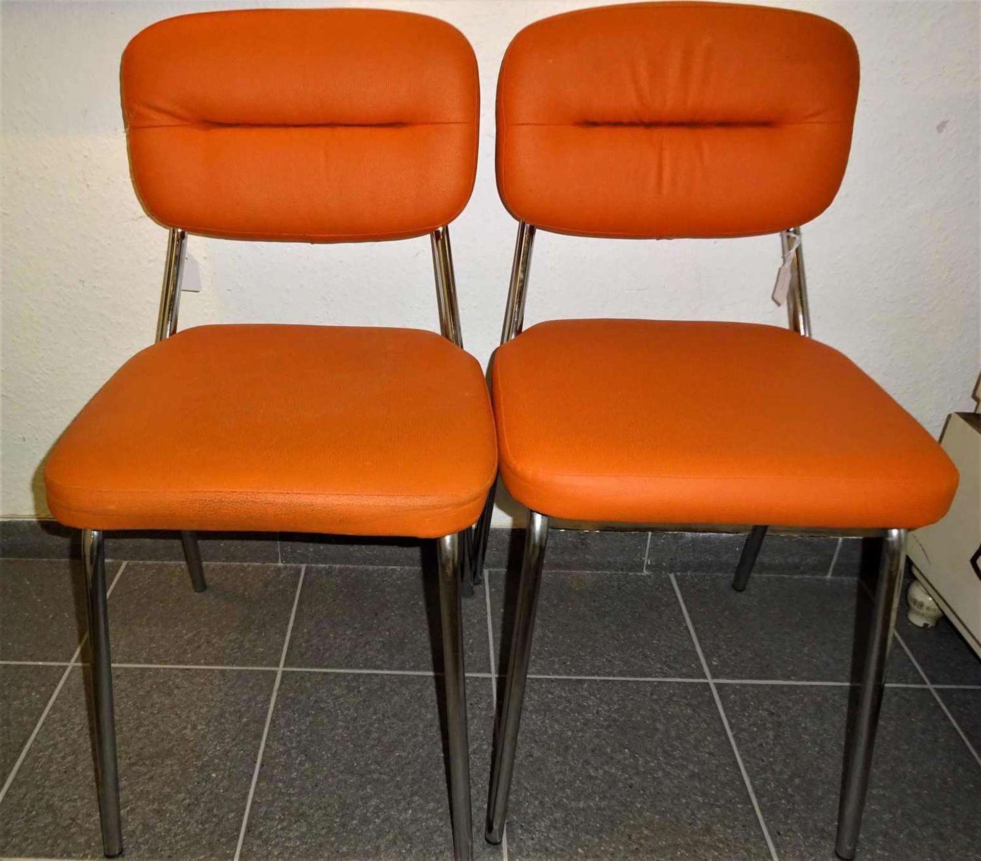2 Retro Stahlrohrgestell Stühle mit orangenen Kunstlederbezügen, Aufkleber Kontrolle 3, guter Zus