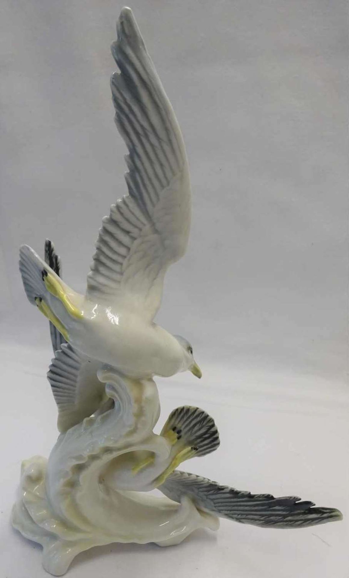 Ens Porzellan, Möwenpaar im Flug. 1 Flügel abgebrochen. Höhe ca. 30 cmEns porcelain, seagulls in - Bild 2 aus 3
