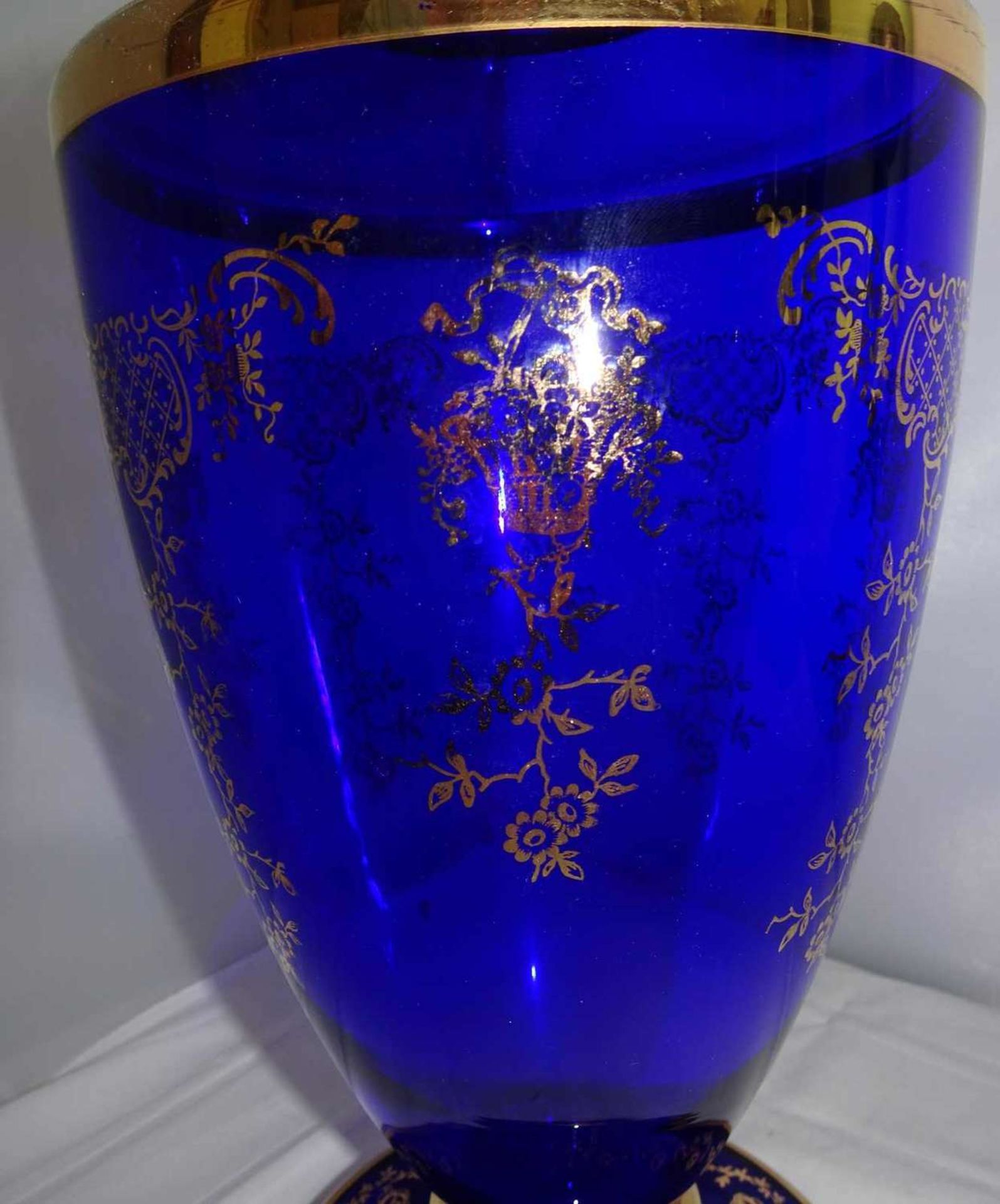 feine Glasvase, blaues Glas mit Goldbemalung, sehr guter Zustand, Höhe ca. 35cm.fine glass vase, b - Image 2 of 2