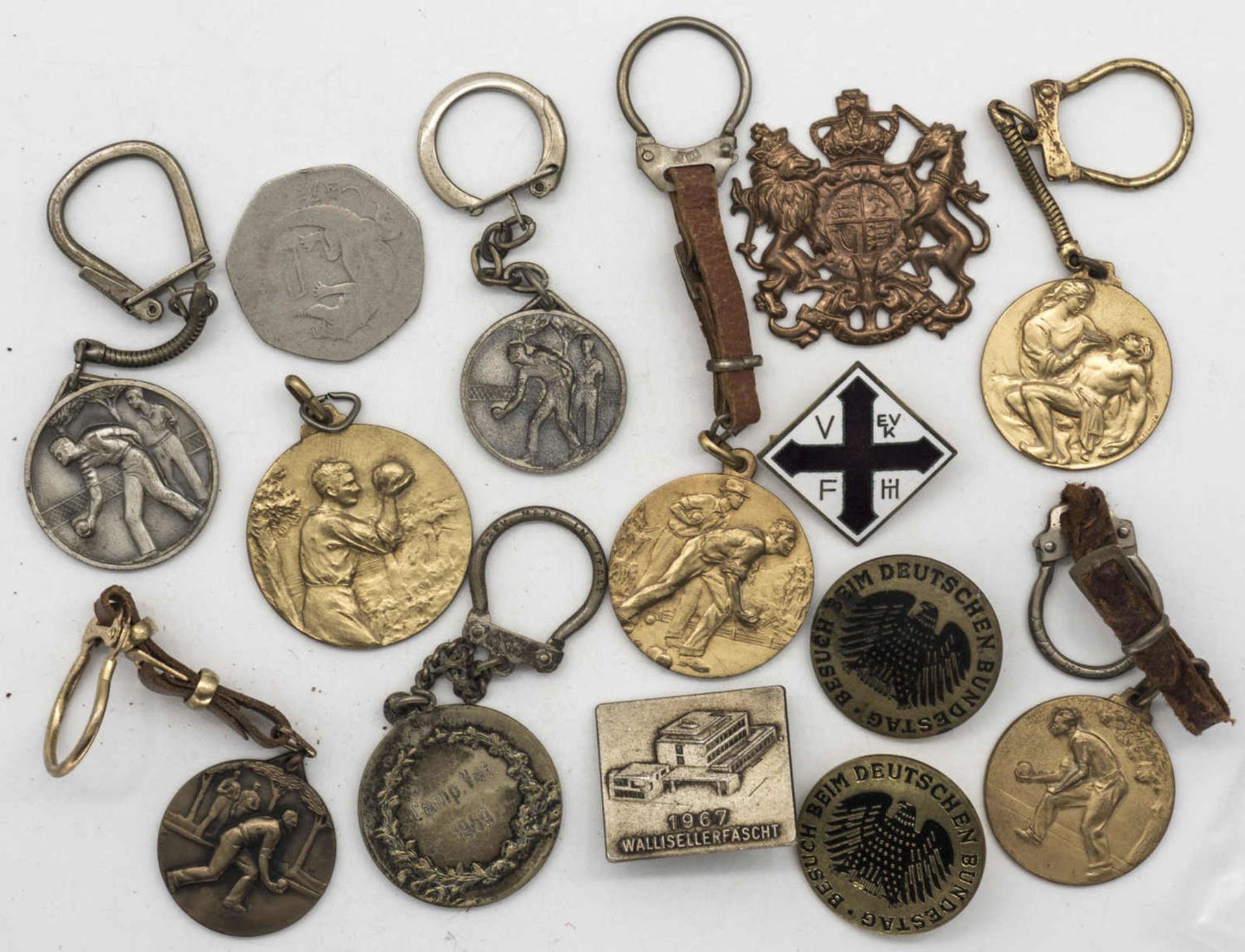 Lot Abzeichen, verschiedene Anlässe.Lot badges, various occasions.