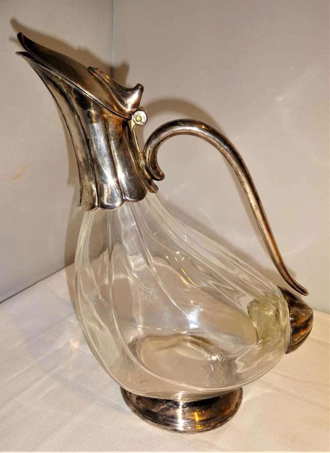 Karaffe mit versilberter Metallmontur, Entenform, Kristall Schenkkanne. Fassungsvermögen 1 Liter.