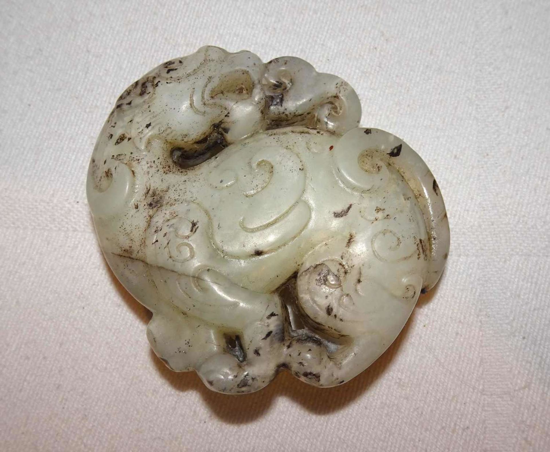 Feines Jade Amulett aus hellgrüner Jade. Drachenschnitzerei. Aus Sammlung. Höhe ca. 6 cm, Breite