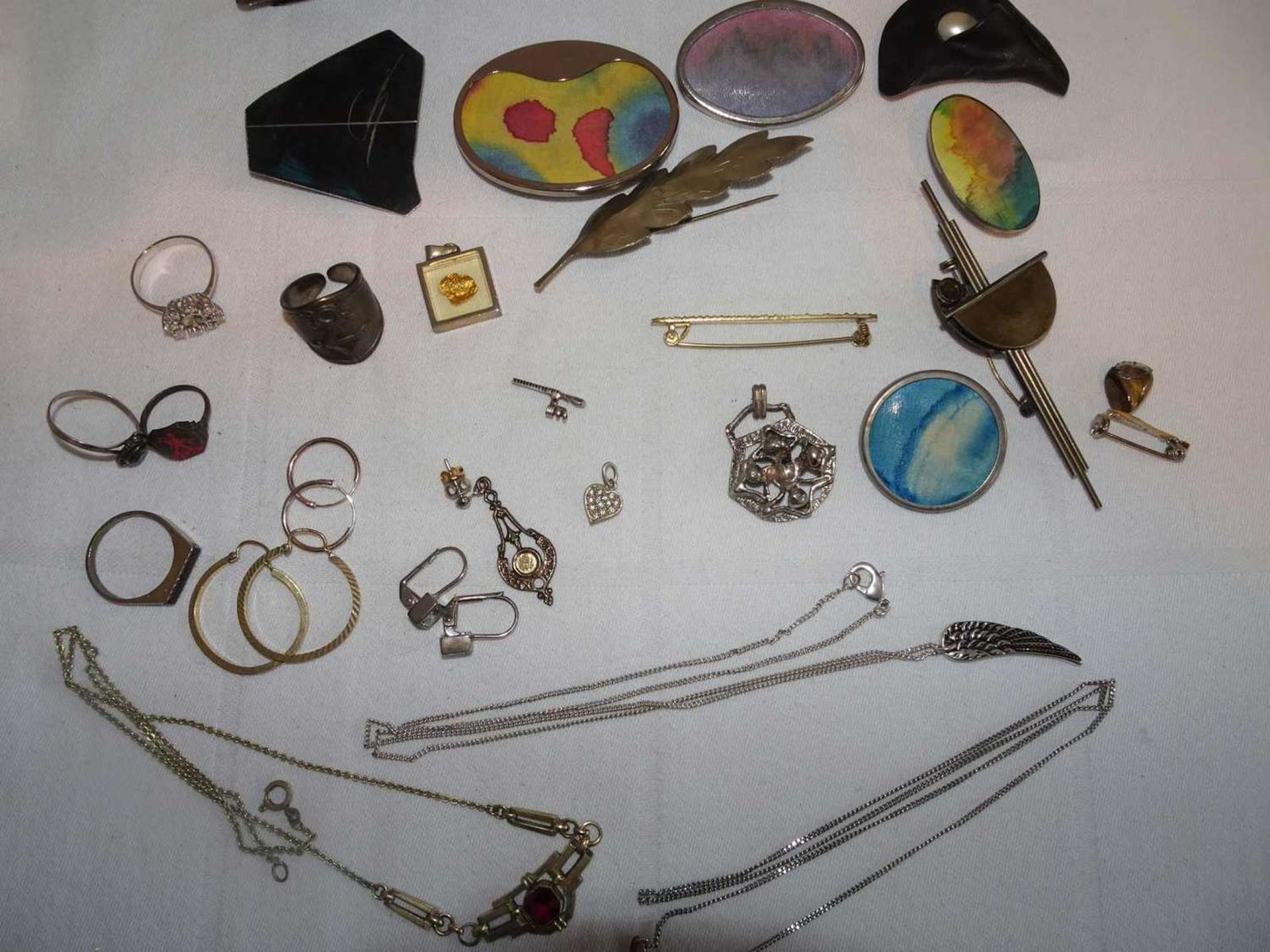 Lot Modeschmuck, dabei Broschen, Ketten, etc.Lot of costume jewelry, including brooches, chains, et - Bild 2 aus 2