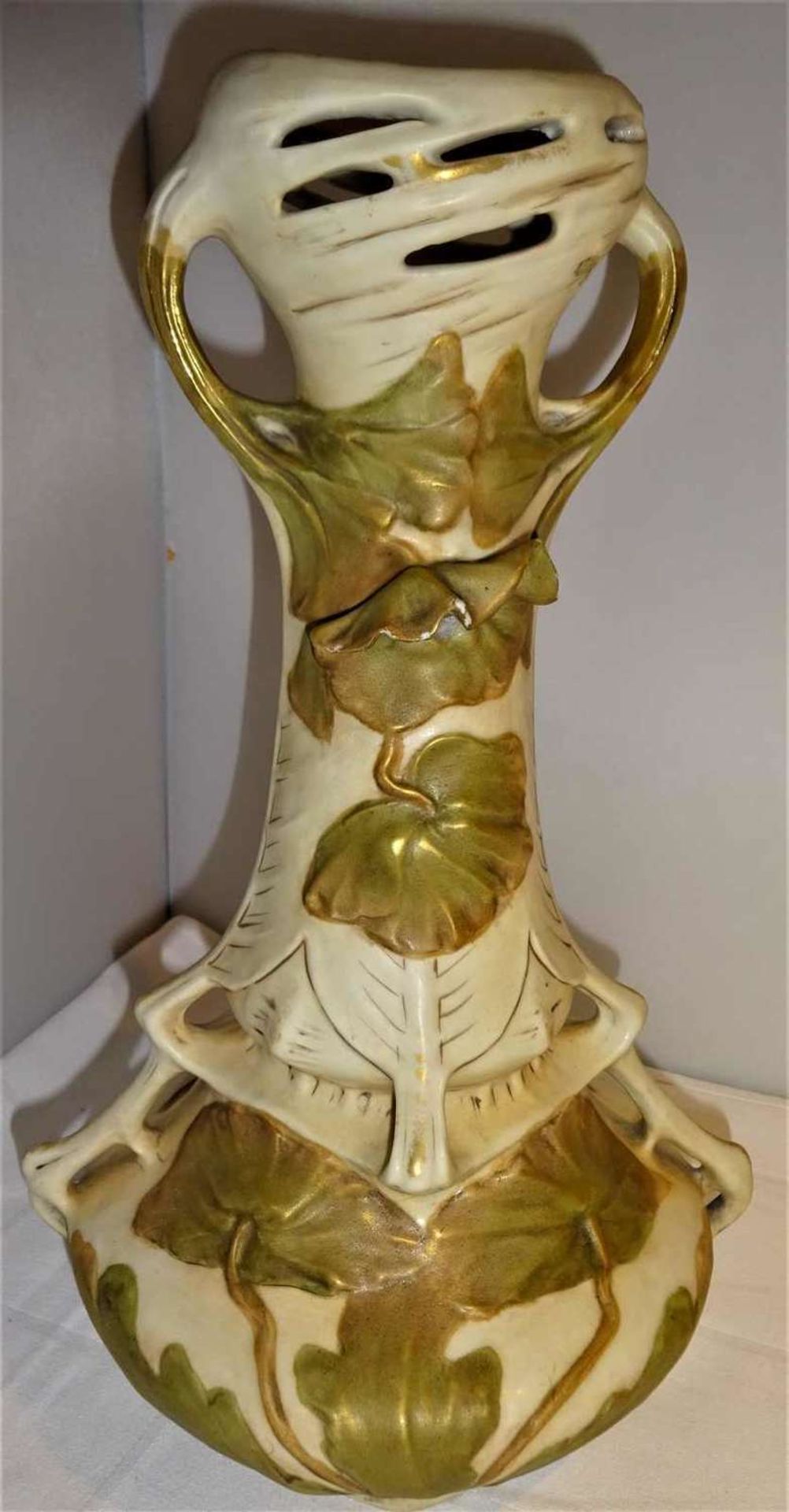 Große Jugendstilvase Royal Dux Böhmen. Große Vase mit Ginko und Mohn. Böhmen um 1900. Höhe ca.