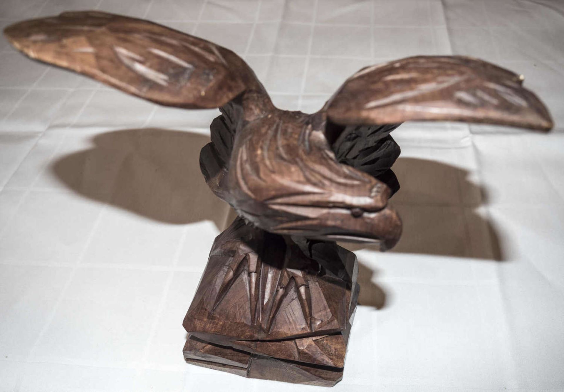 Statue Holzadler, Höhe: ca. 25 cm. Gute Erhaltung.Statue wooden eagle, height: approx. 25 cm. Good