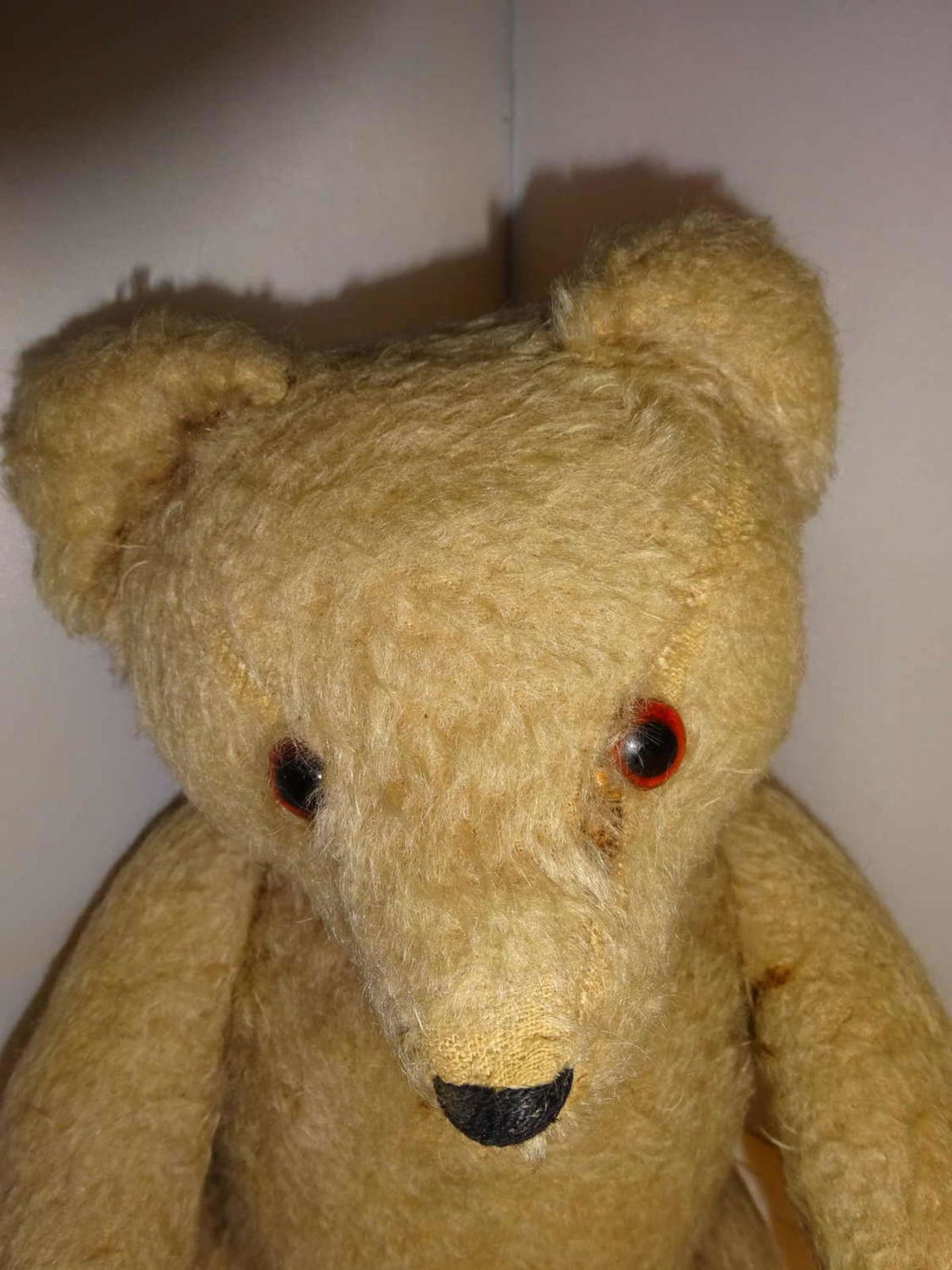 Teddybär, aus alter Holzwolle gestopft. Wohl Steiff mit Glasaugen, teilweise Filzverlust. Schöner - Bild 2 aus 3