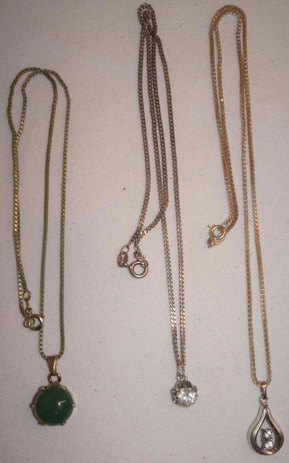 3 Ketten mit Anhängern, 835er Silber, verschiedene Modelle.3 chains with pendants, 835 silver, dif