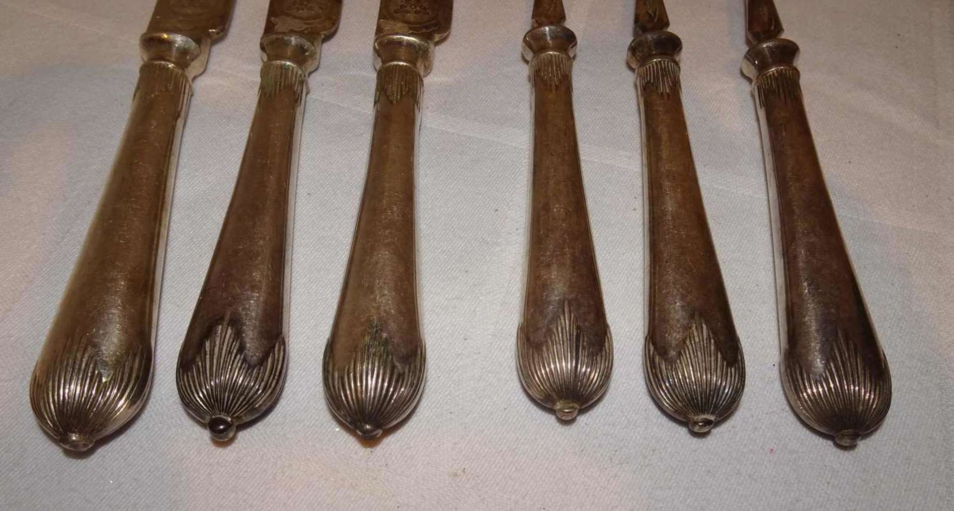 Elkington Jugendstil Besteckteile, feine Zisielierung, bestehend aus 3 Messer und 3 Gabeln.Elkingto - Image 2 of 2