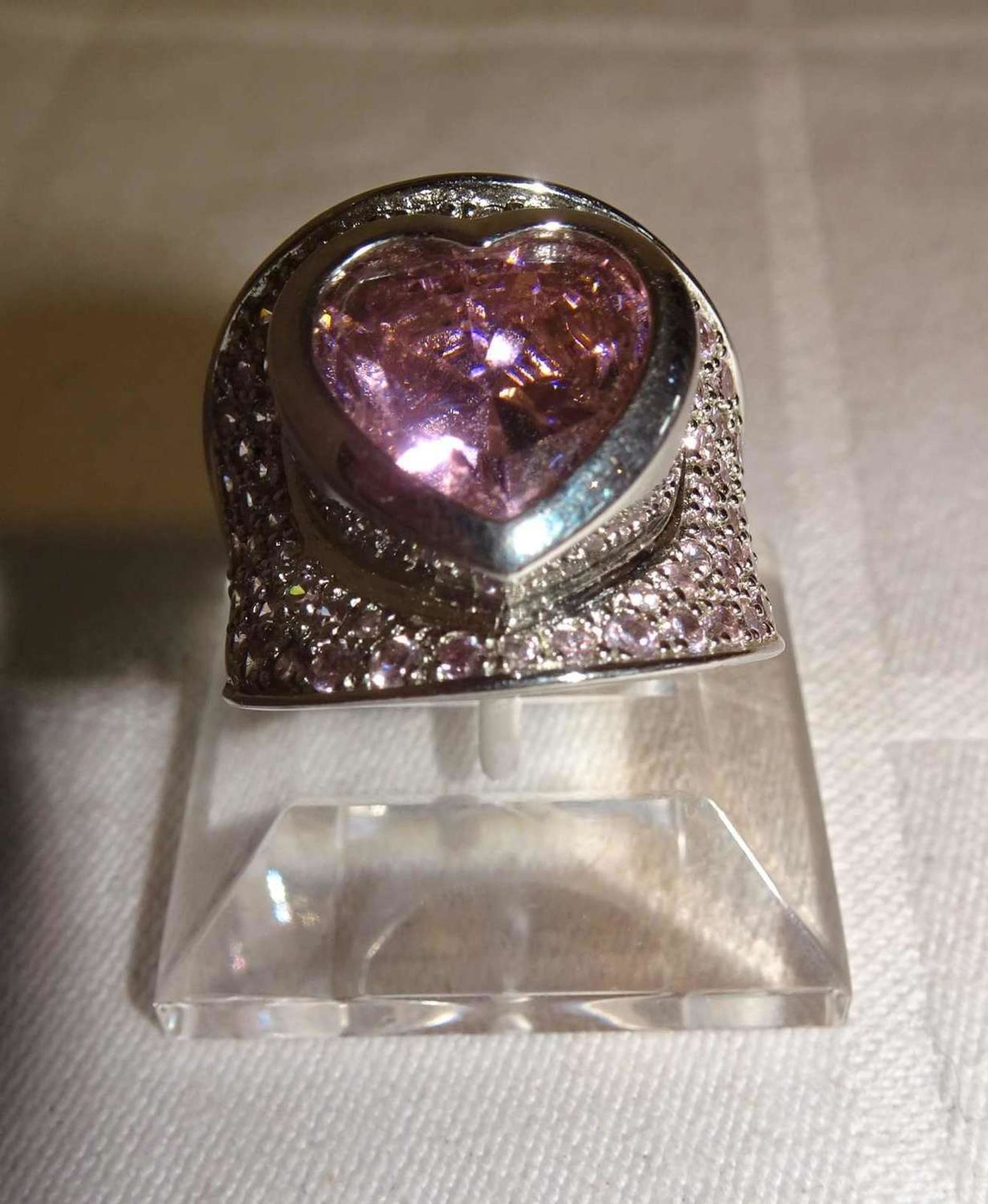 Damenring, 925er Silber, besetzt mit 1 rosa Glasstein in Herzstein, Ringgröße 62.Ladies ring, 925