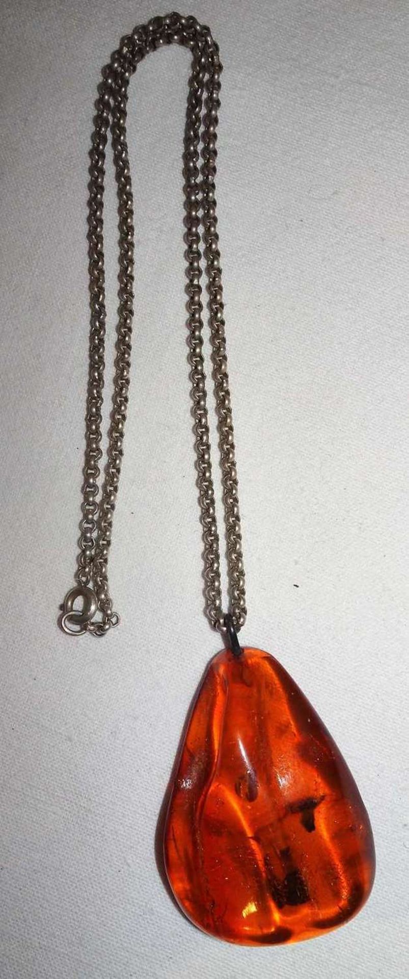 835er Silberkette mit großem Bernsteinanhänger.835 silver chain with a large amber pendant.