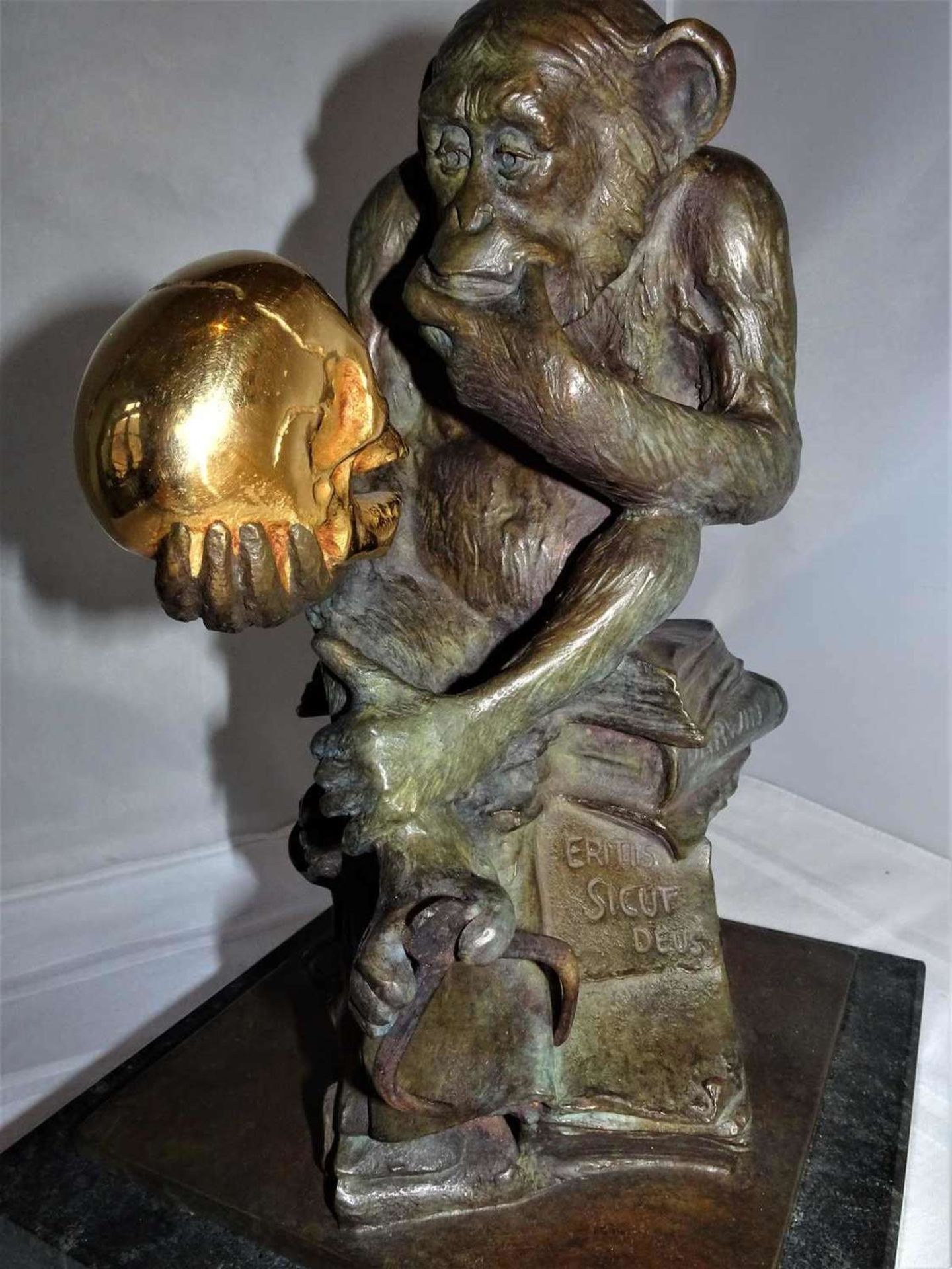 Bronzefigur "Affe mit Schädel" von Wolfgang Hugo Rheinhold, Gießerei Arsmundi. Limitierte Ausfüh - Bild 2 aus 5