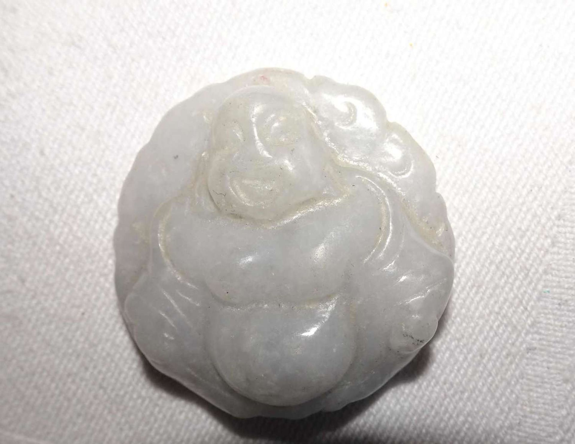 Jade Amulett "Buddha", aus weißer Jade. Aus Sammlung. Durchmesser ca. 3,4 cmJade amulet "Buddha",