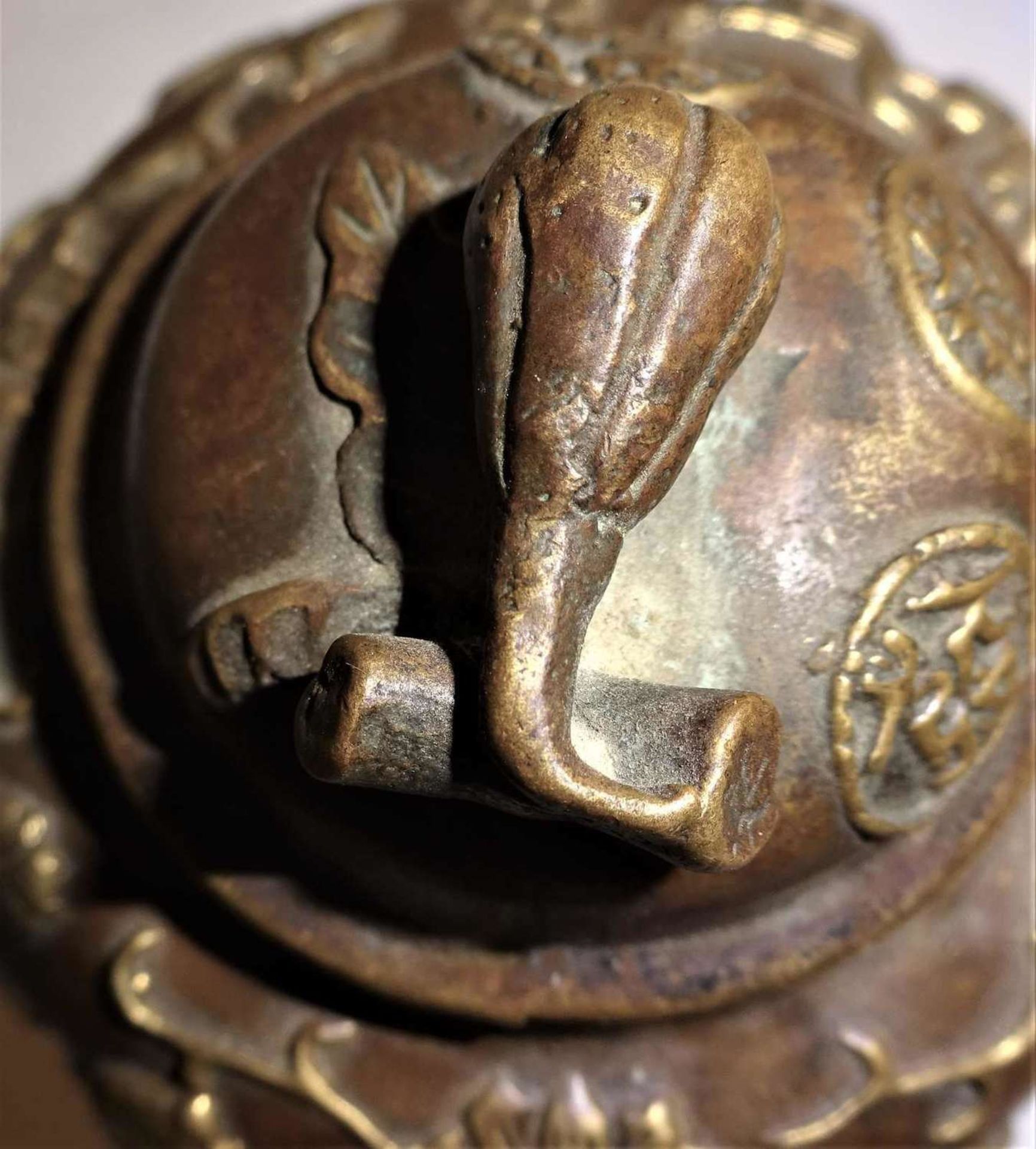 Teekanne China, Bronze, kugeliger Korpus, mit halbplastischen Darstellungen. Deckel mit vollplastis - Bild 4 aus 4