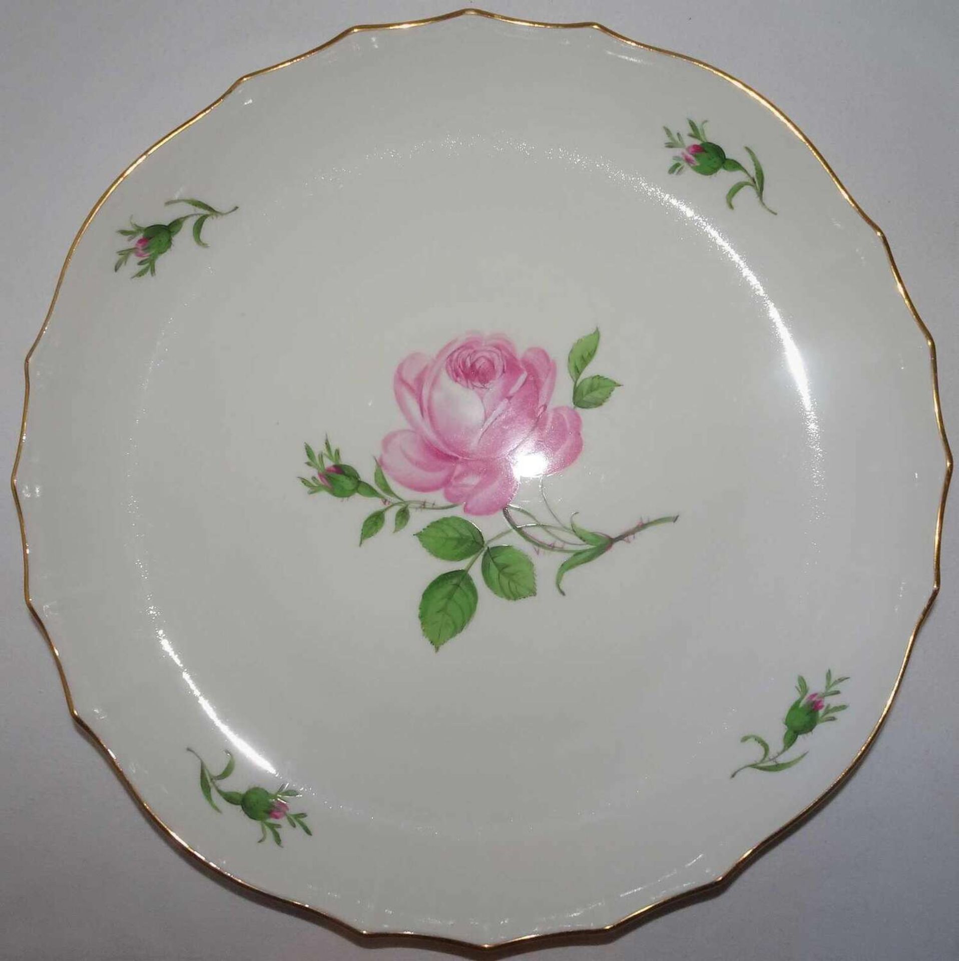 Meissen, runde Teller, Meissner Rote Rose. 2.Wahl / 2 Schleifstriche, Durchmesser 28cm. Guter Zust