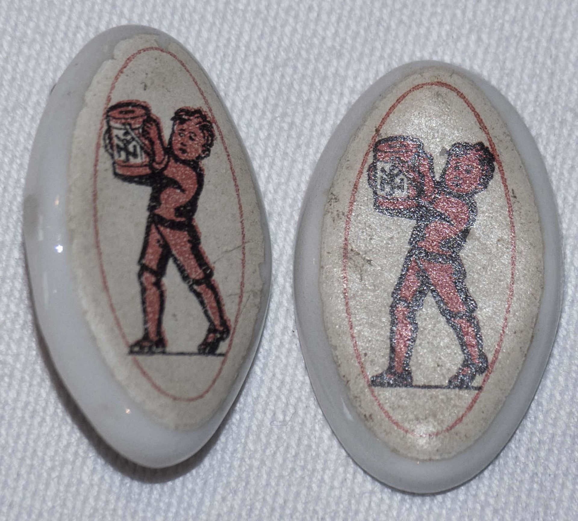 Zwei Anstecker "HK", 1 x fehlende Nadel, oval ca. 3 x ca. 1,8 cm.Two "HK" badges, 1 x missing needl