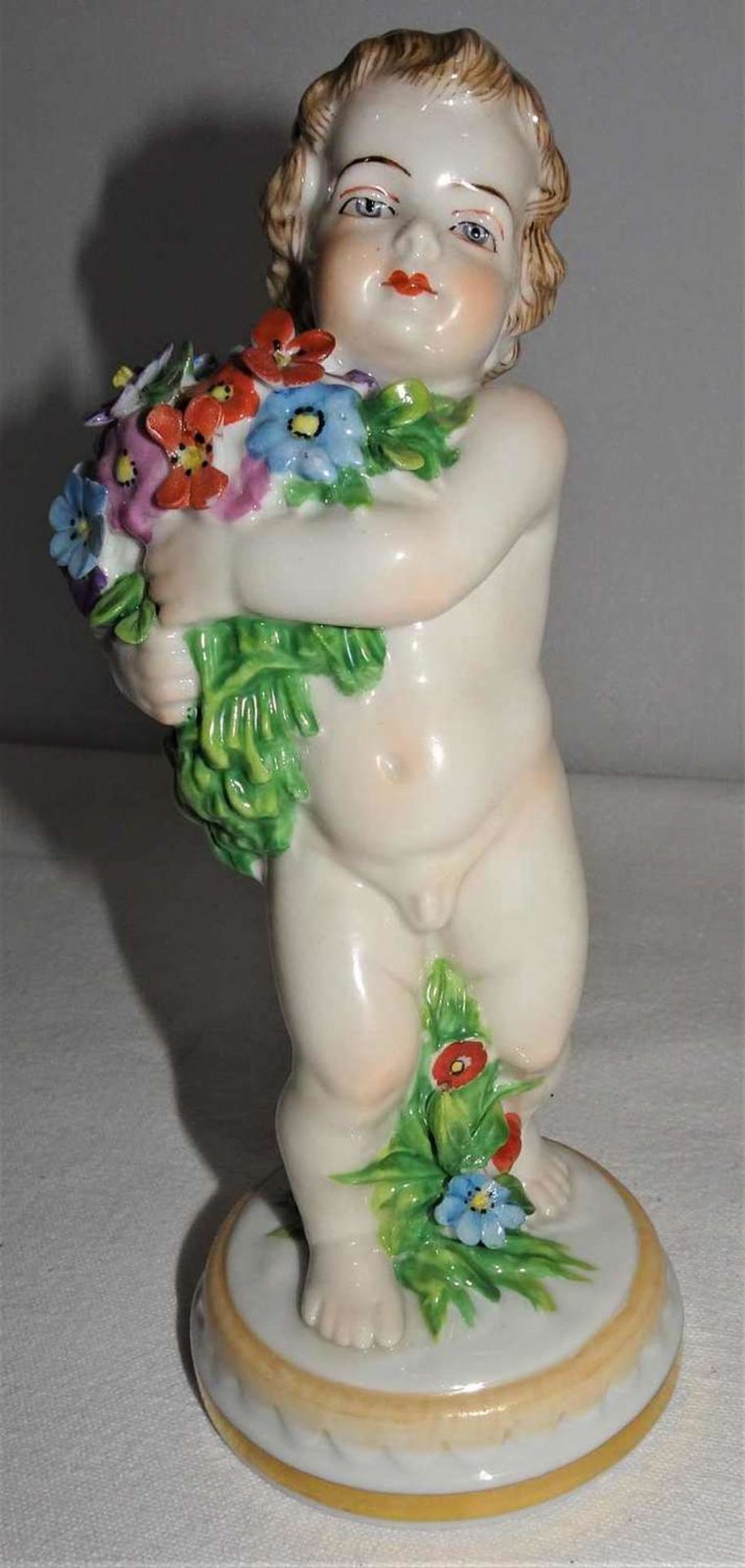 Müller & Co., Volkstedt, Porzellanfigur "Junge mit Blumenstrauß", blaue Unterglasurmarke. Teilwei - Bild 5 aus 8