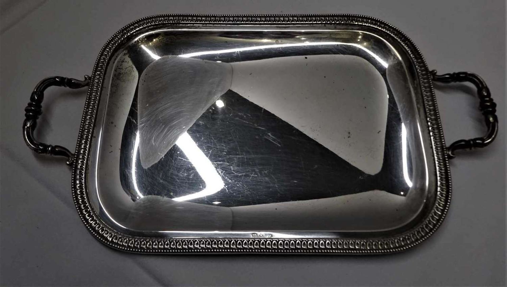 Tablett, 800er Silber, Punze 800 A im Kreis, 1 AL. Länge ca. 30 cm, Breite ca. 17,5 cm. Gewicht ca - Image 3 of 4