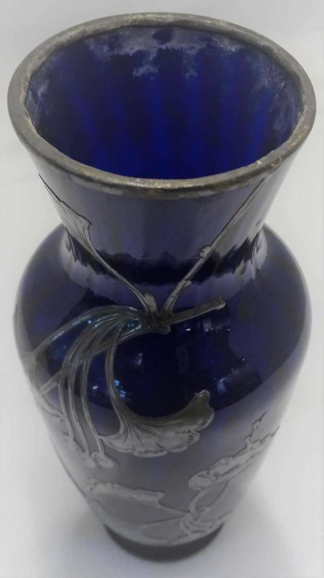 Blaue Jugendstil Glasvase mit Silberoverlay. Mundgeblasen, innen gerippt. Höhe ca. 14,5 cmBlue Art - Image 2 of 4