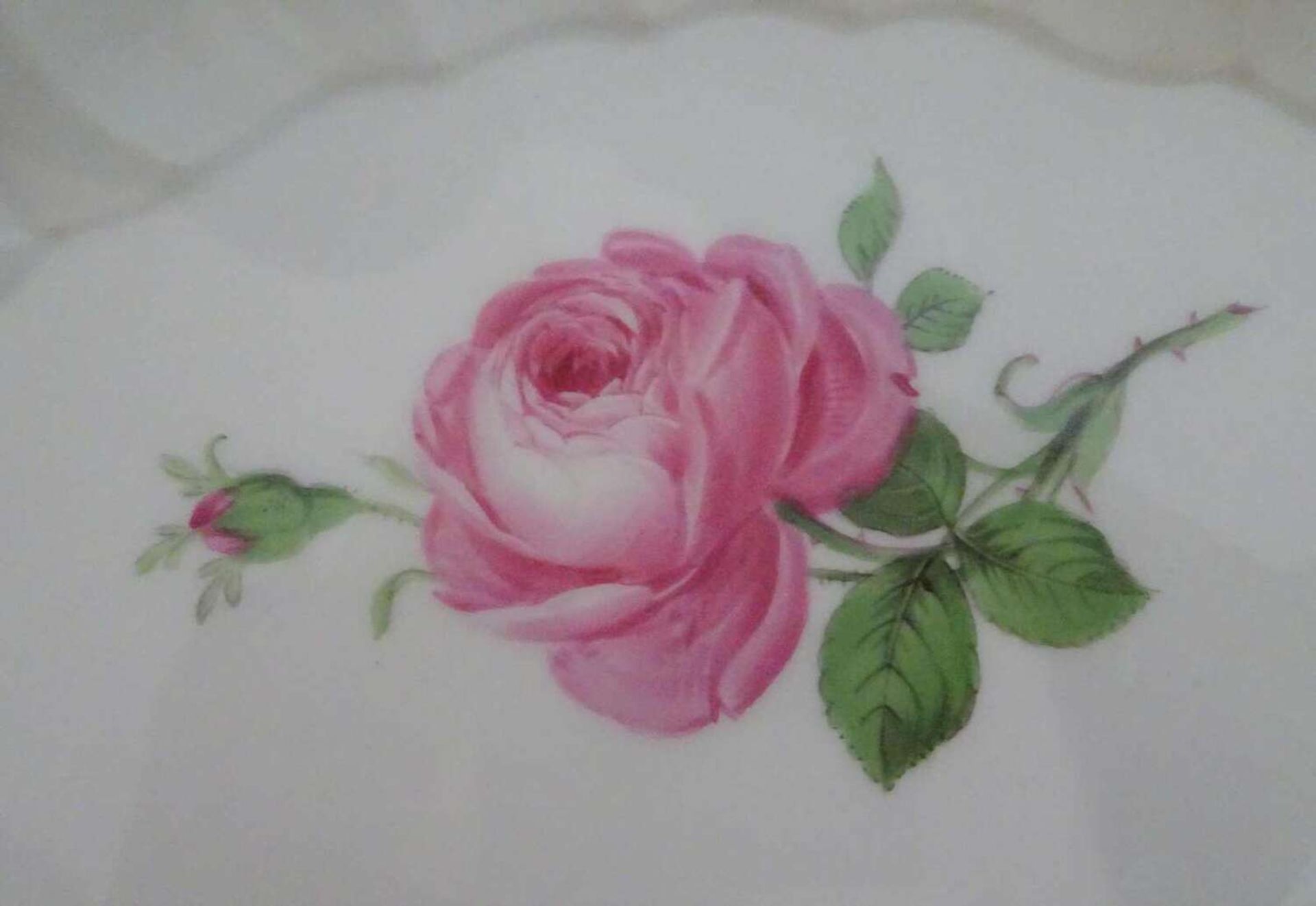 Meissen, ovale Schale, Länge ca. 26 cm, Breite ca. 19 cm, Höhe ca. 5 cm, Meissner Rote Rose. 2. - Bild 2 aus 3