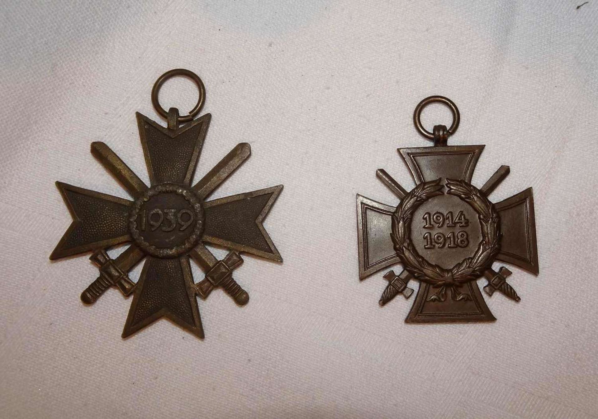 2 Abzeichen 2. Weltkrieg, 1x Ehrenkreuz für Frontkämpfer, sowie 1x Kriegsverdienstkreuz mit Schwe