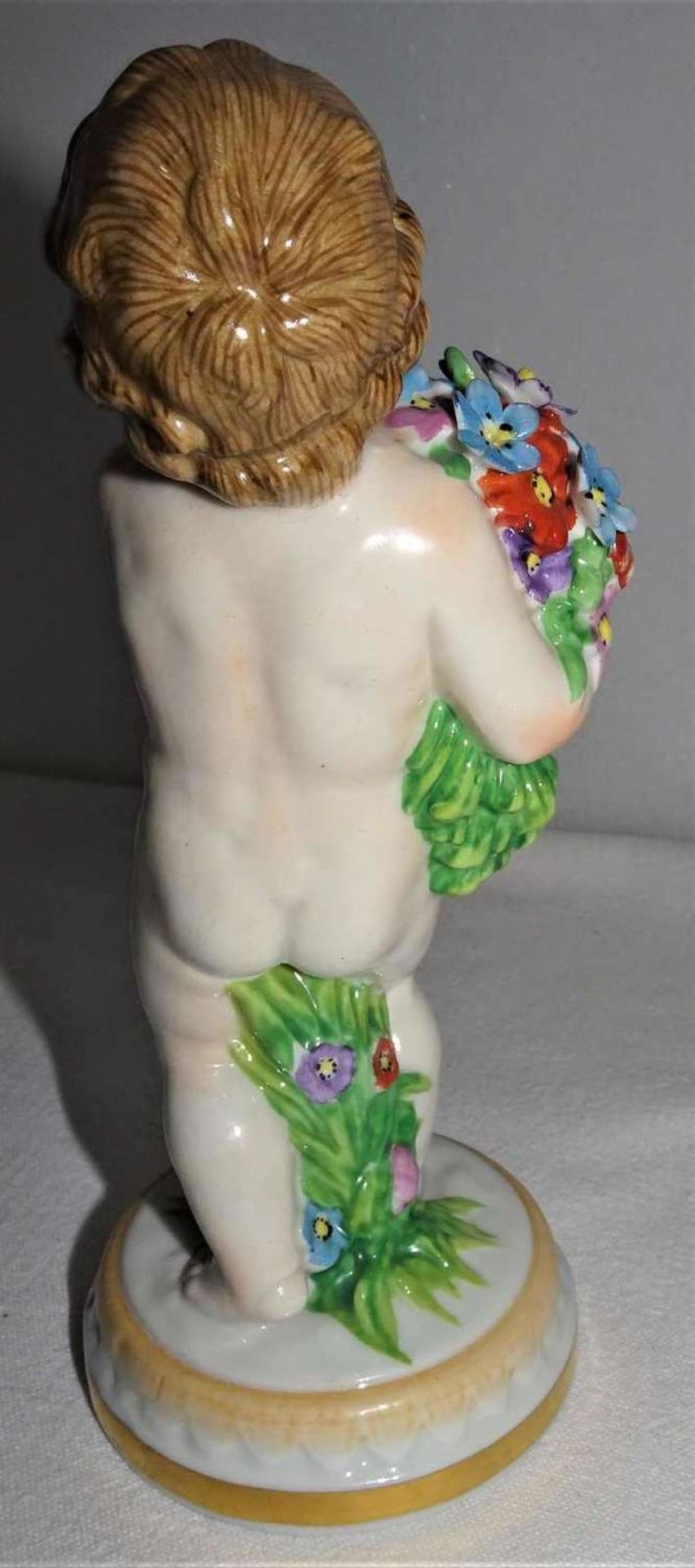 Müller & Co., Volkstedt, Porzellanfigur "Junge mit Blumenstrauß", blaue Unterglasurmarke. Teilwei - Bild 6 aus 8