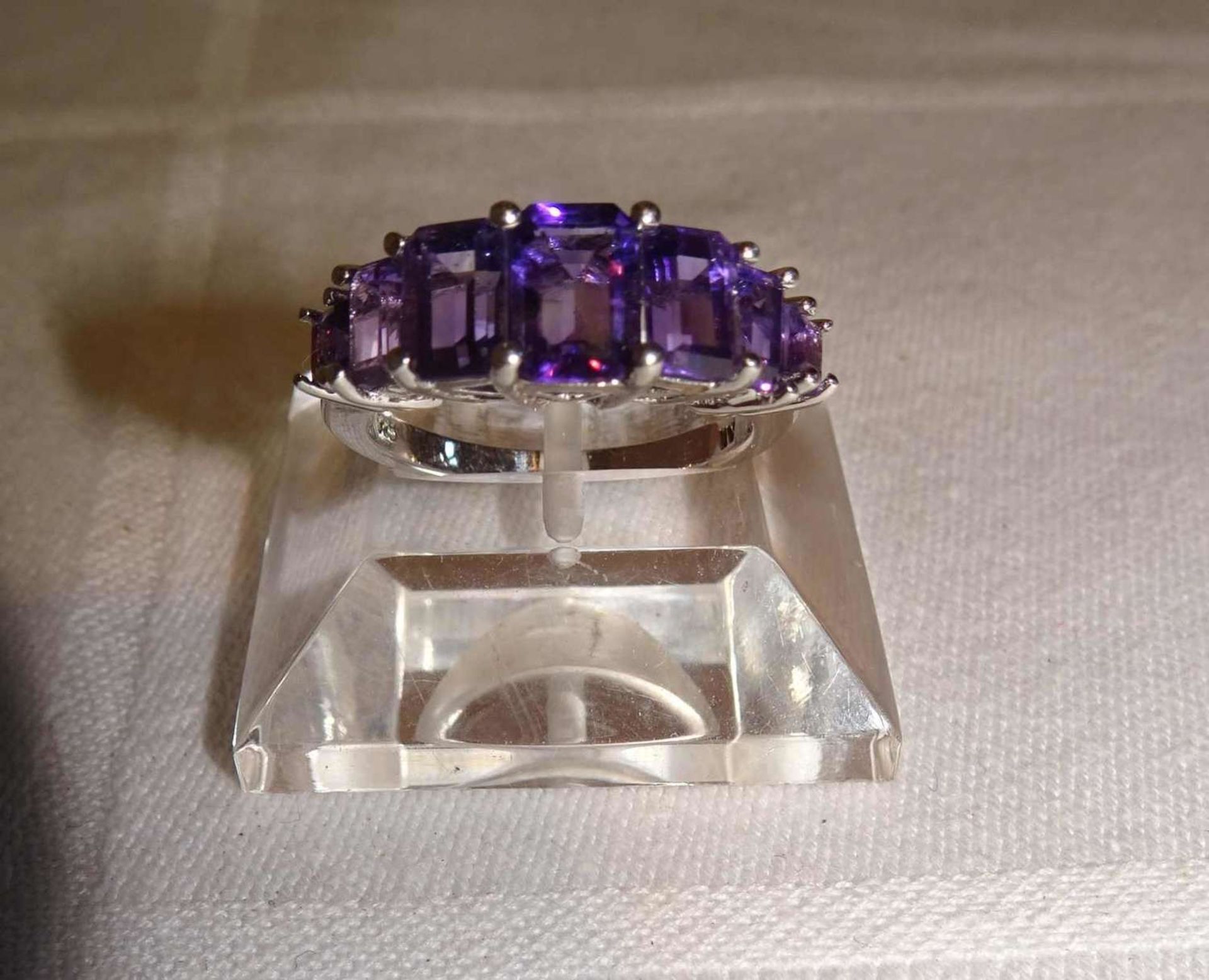 Damenring, 925er Silber, besetzt mit Amethysten. Ringgröße 56/57.Ladies ring, 925 silver, set wit