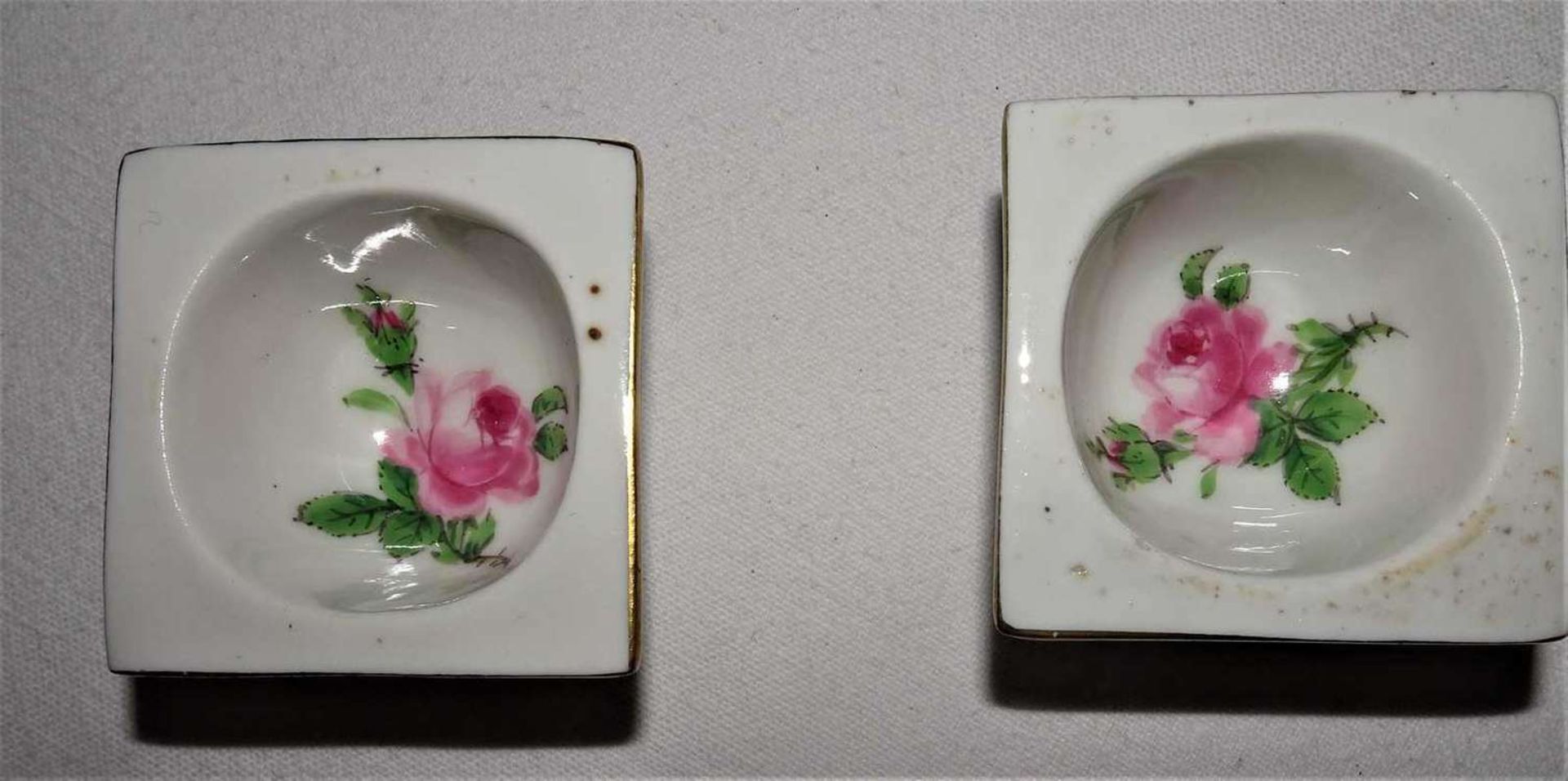 Meissen, 1 Sahnelöffel, Meissner Rote Rose. 2. Wahl / 2 Schleifstriche. Länge ca. 22 cm. Guter Z