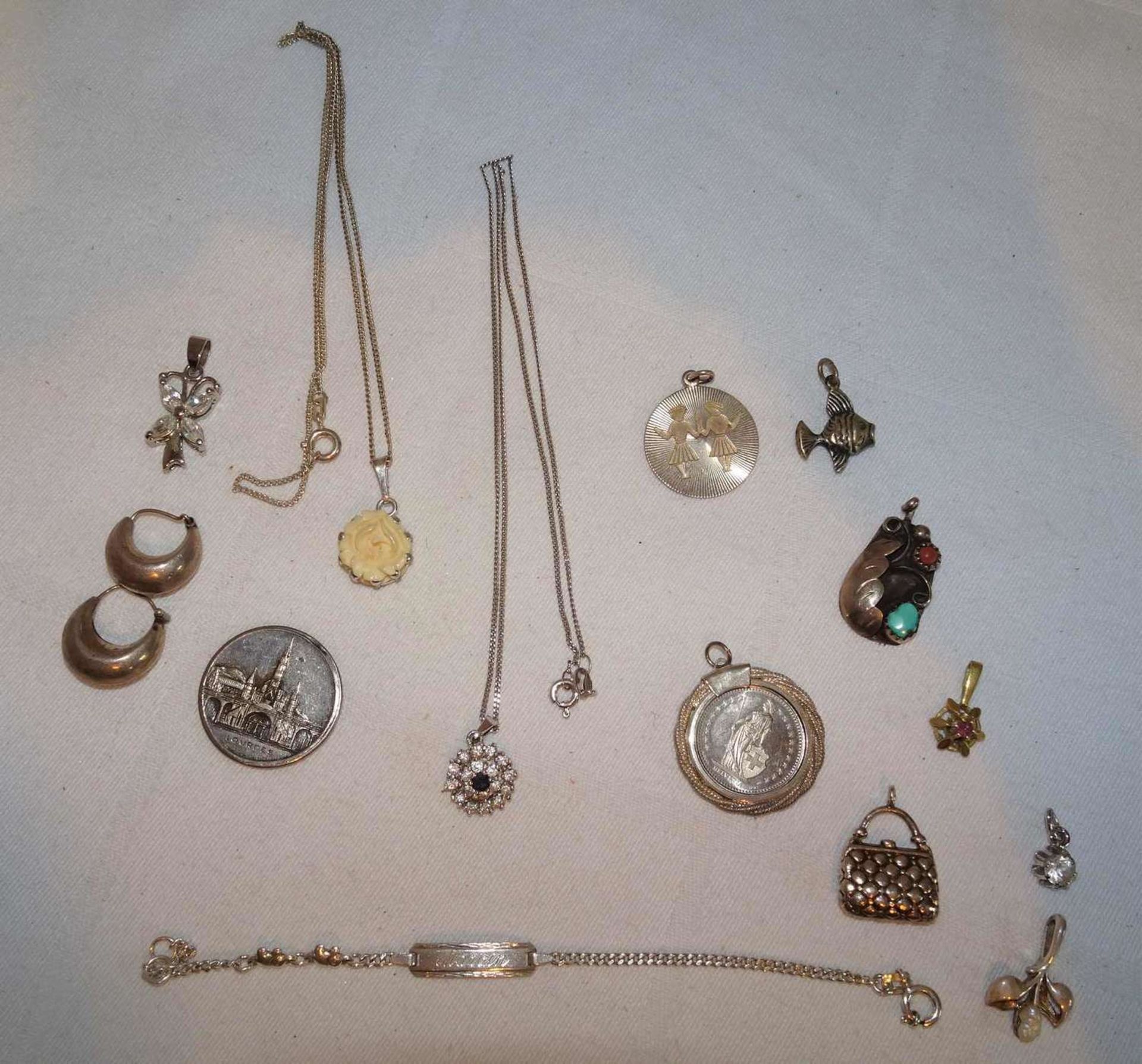 Lot Silberschmuck, verschiedene Legierungen. Dabei Anhänger, Ketten, Ohrringe, etc. Gesamtgewicht