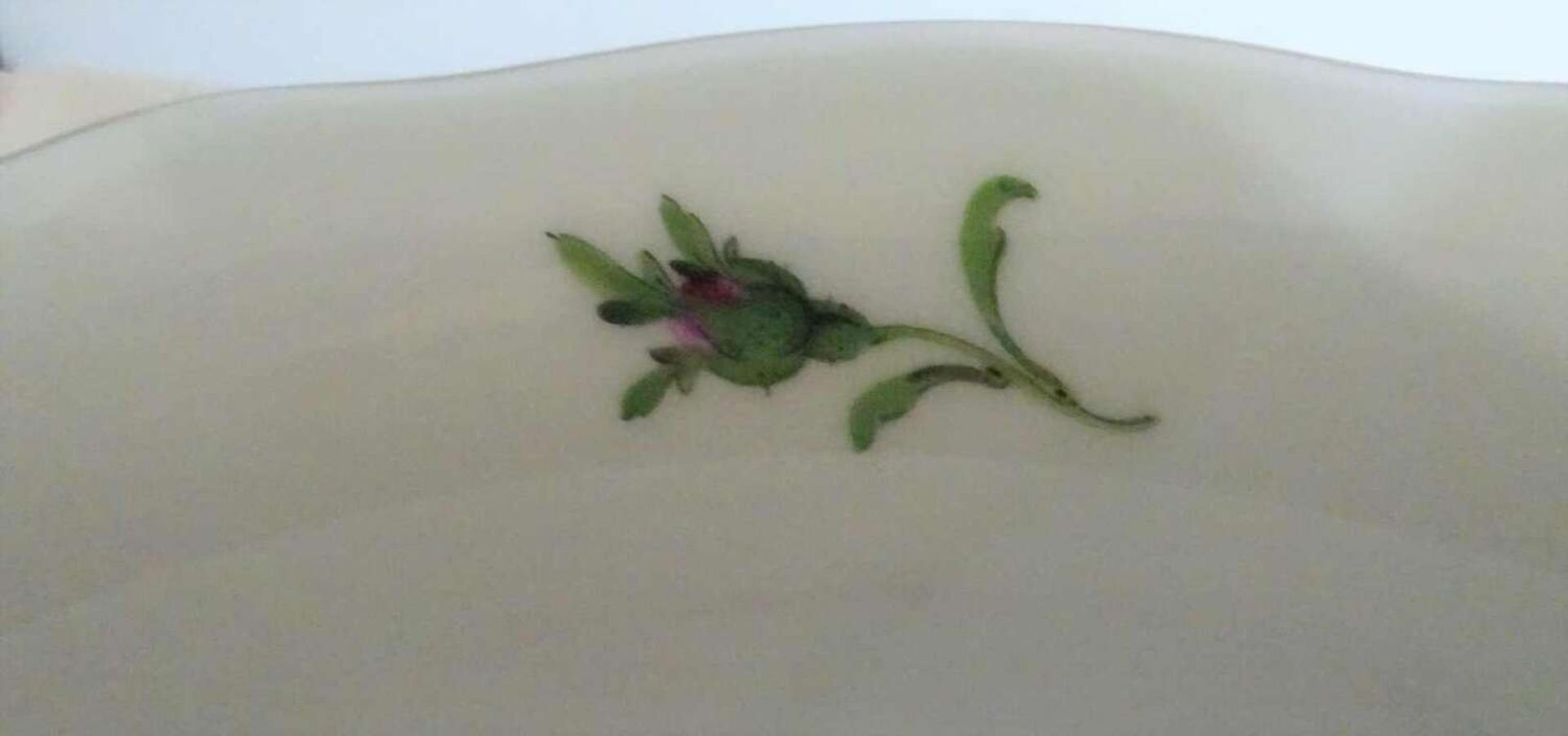 Meissen, große Schlüssel, Durchmesser ca. 28 cm, Höhe ca. 8 cm, Meissner Rote Rose. 4 Schleifst - Image 3 of 4