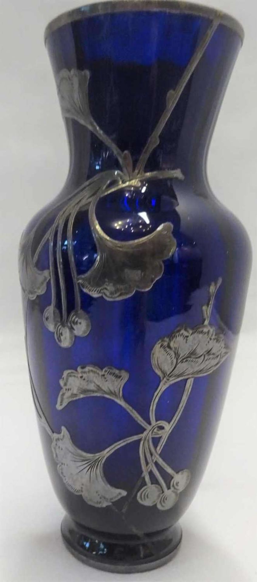 Blaue Jugendstil Glasvase mit Silberoverlay. Mundgeblasen, innen gerippt. Höhe ca. 14,5 cmBlue Art