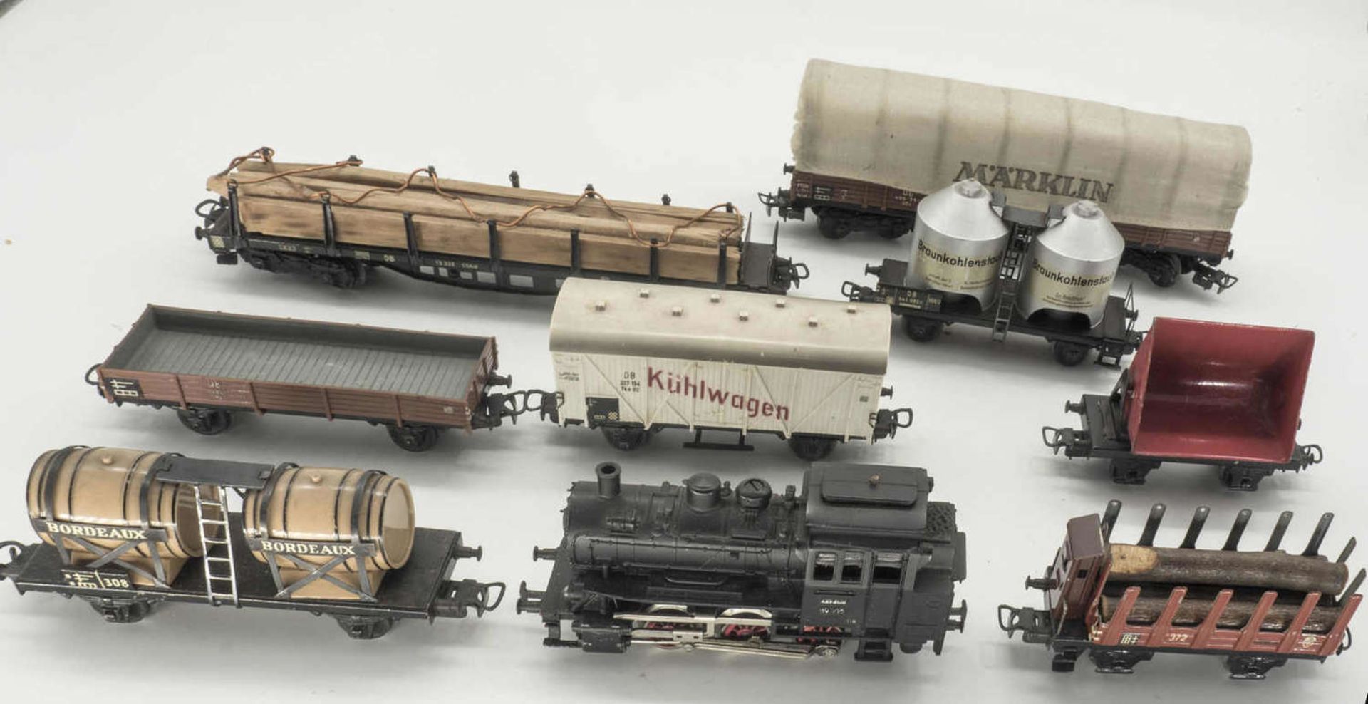 Märklin Gütewagenzug, bestehend aus Dampflokomotive BR 89, Rungenwagen 372, Braunkohlestaubwagen,