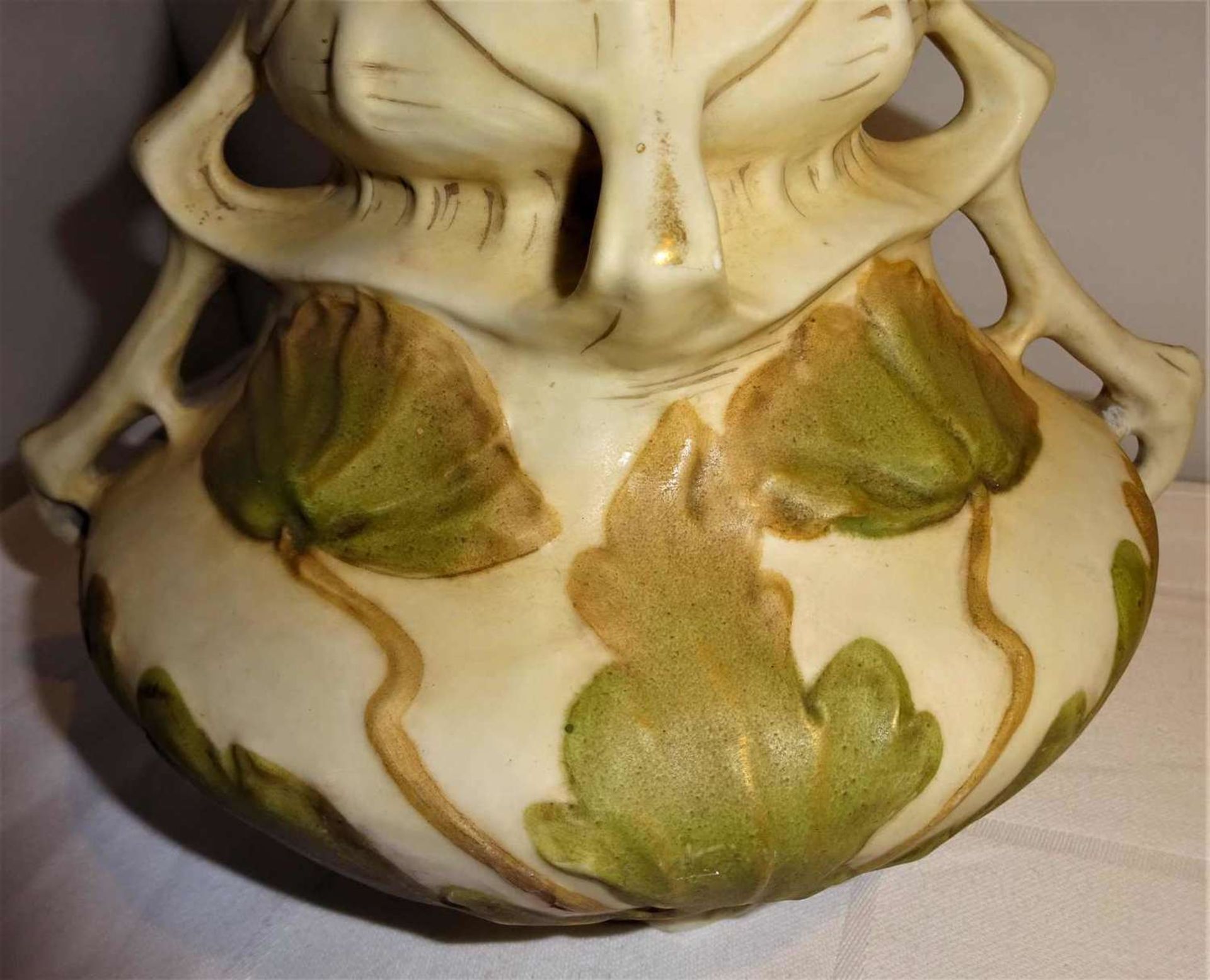 Große Jugendstilvase Royal Dux Böhmen. Große Vase mit Ginko und Mohn. Böhmen um 1900. Höhe ca. - Bild 3 aus 3