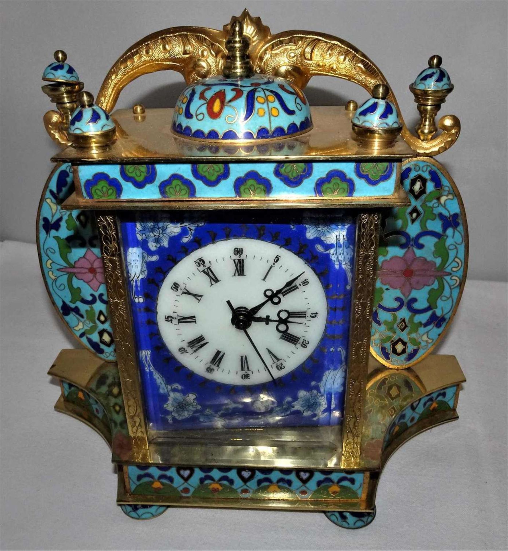 Cloisonne Tischuhr mit Emaille / Bilderuhr. Uhrwerk läuft sauber, mit Sekundenanzeiger. Vergoldete