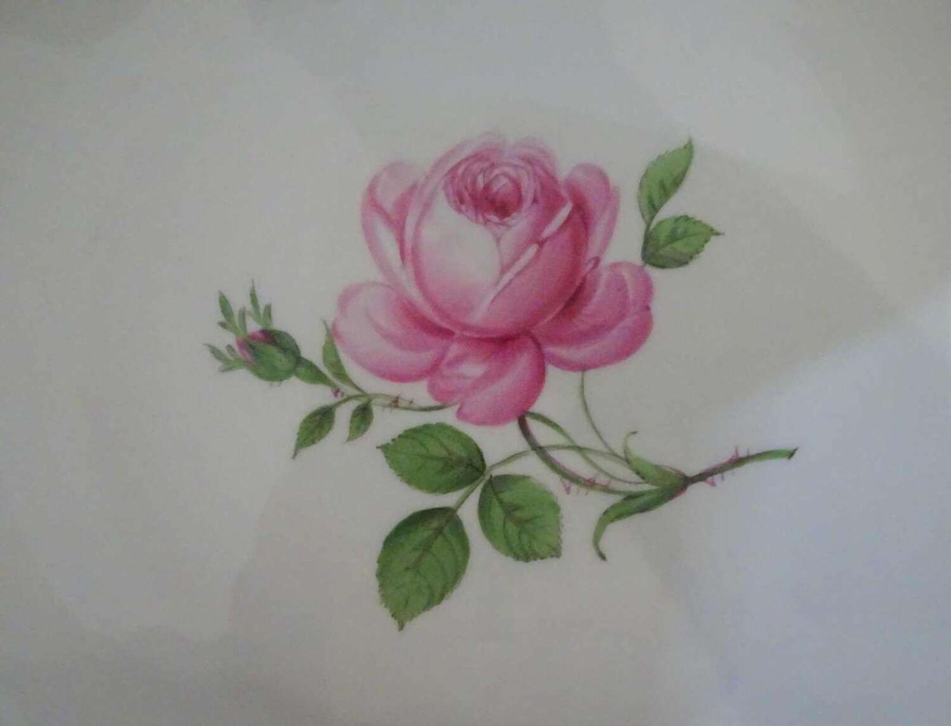 Meissen, runde Teller, Meissner Rote Rose. 2.Wahl / 2 Schleifstriche, Durchmesser 28cm. Guter Zust - Image 2 of 4