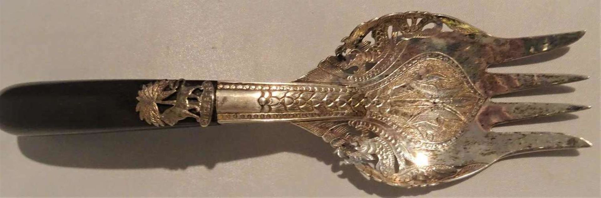 Singapor, Silber - Vorlagegabel, gepunzt.Singapor, silver - presentation fork, hallmarked.