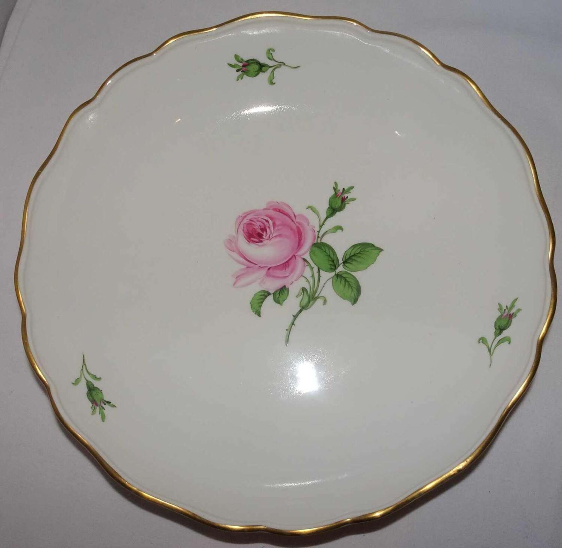 Meissen, große runde Schale, Meissner Rote Rose. 4 Schleifstriche, Durchmesser ca. 25 cm, Höhe